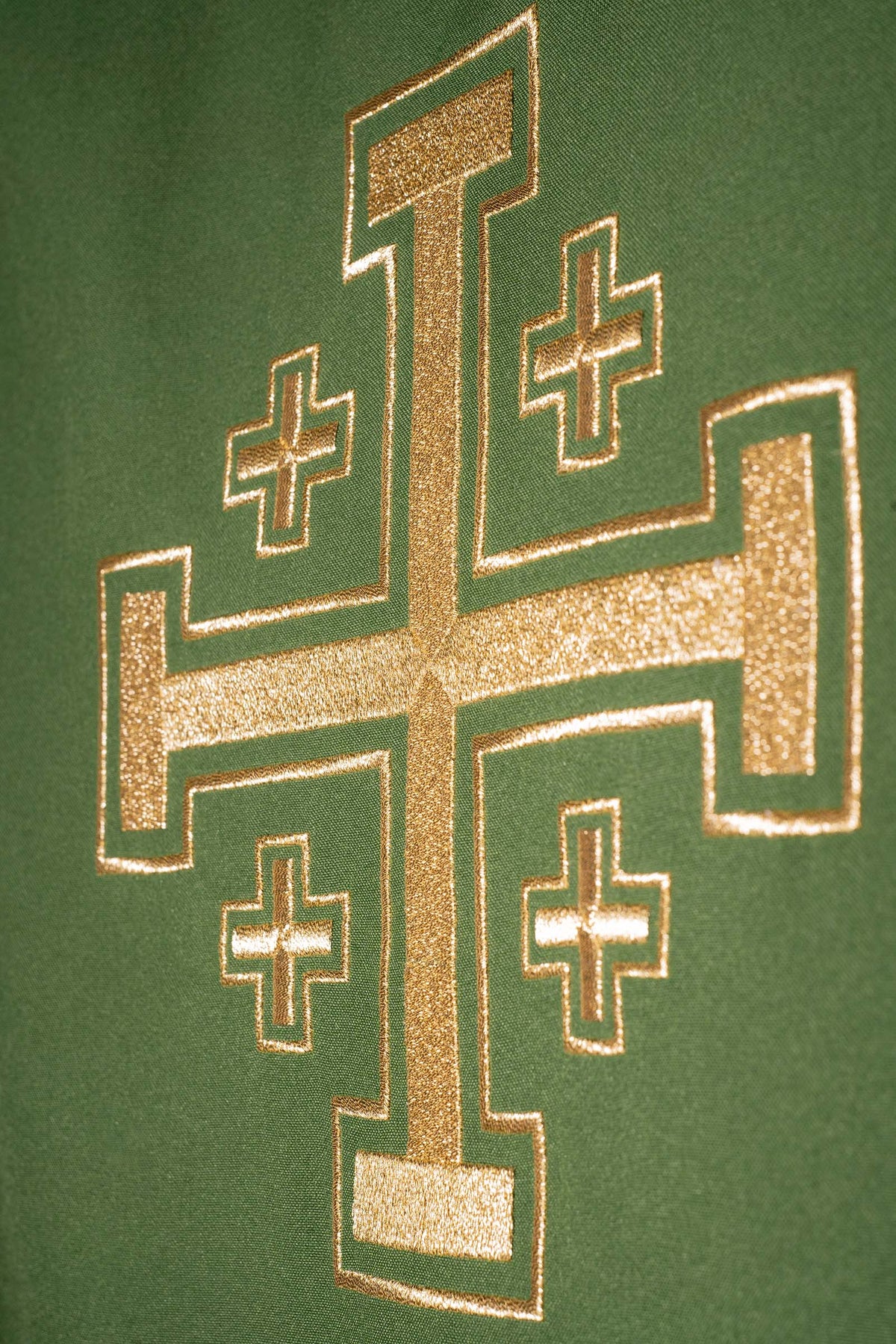 Casula verde com motivo de cruz, close-up do bordado dourado