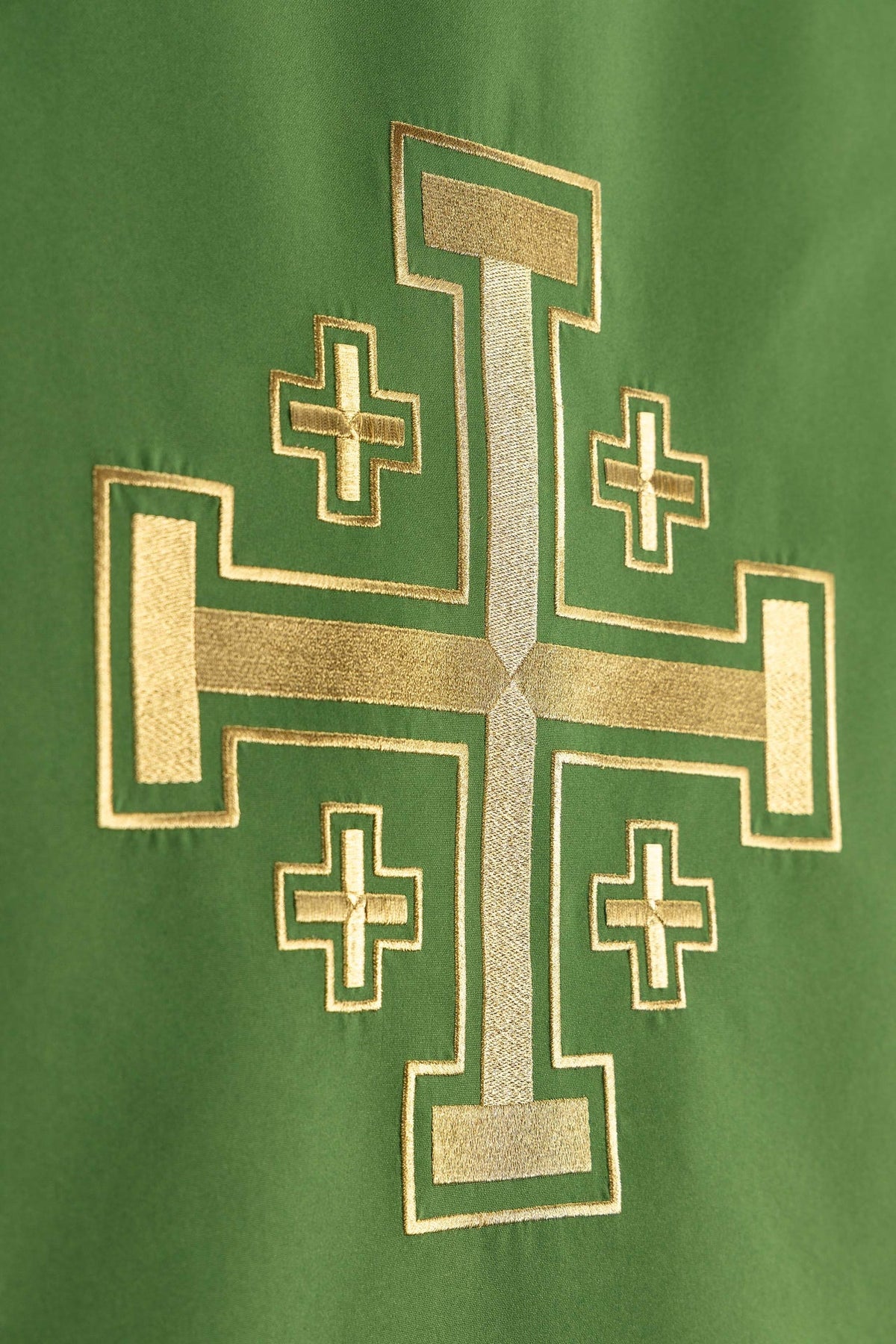 Toalha de ambão verde em close-up frontal da Cruz de Jerusalém bordada