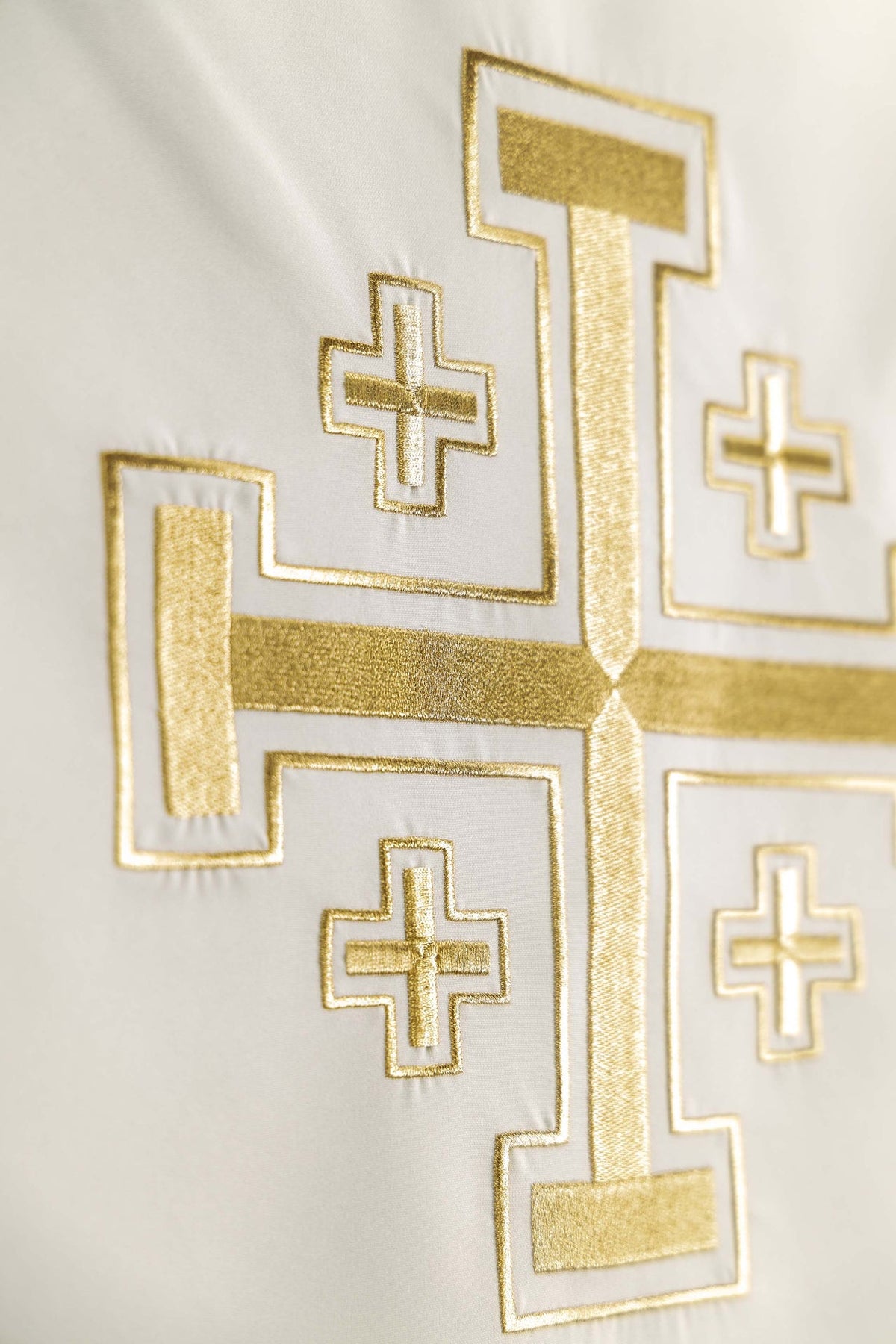 Toalha de ambão com detalhe lateral da Cruz de Jerusalém em bordado dourado