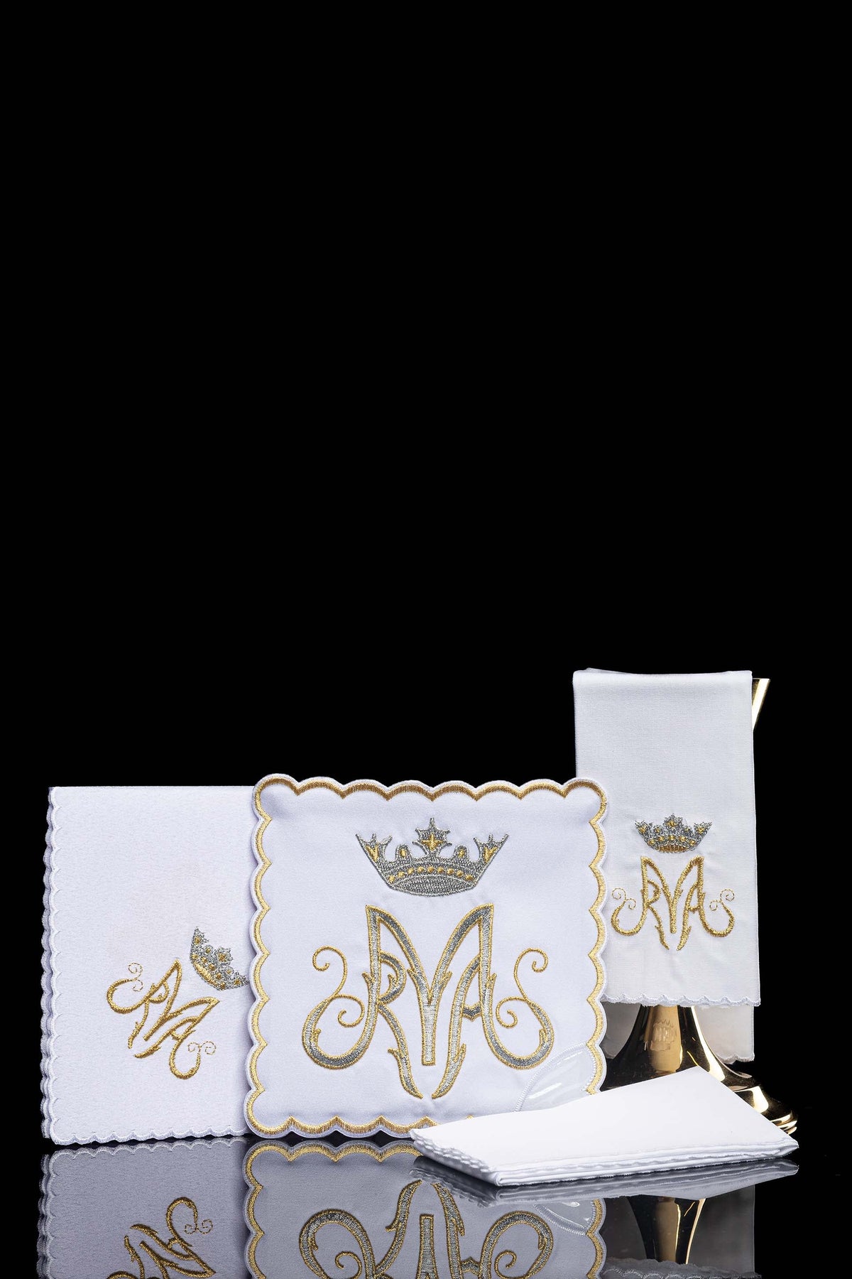 Conjunto de alfaias litúrgicas mariano com símbolo prateado, branco, com bordas douradas e coroas bordadas