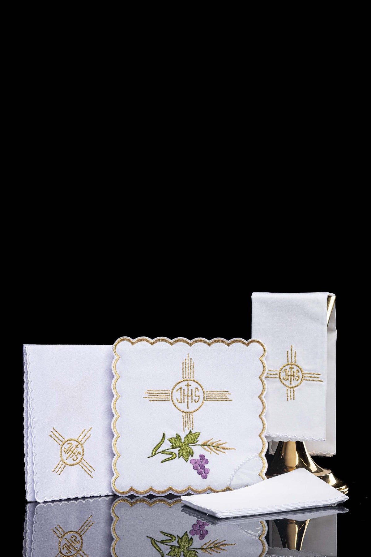 Conjunto de alfaias litúrgicas bordado Cruz e IHS branco, vista geral com monograma IHS e uvas