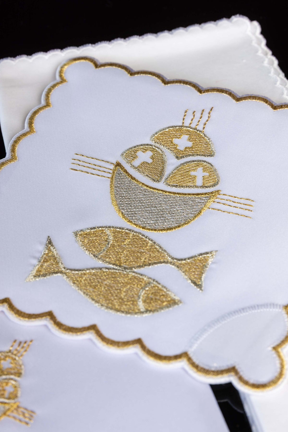 Alfaias Pão e Peixes em close-up, com cálice prateado, peixes dourados e borda dourada