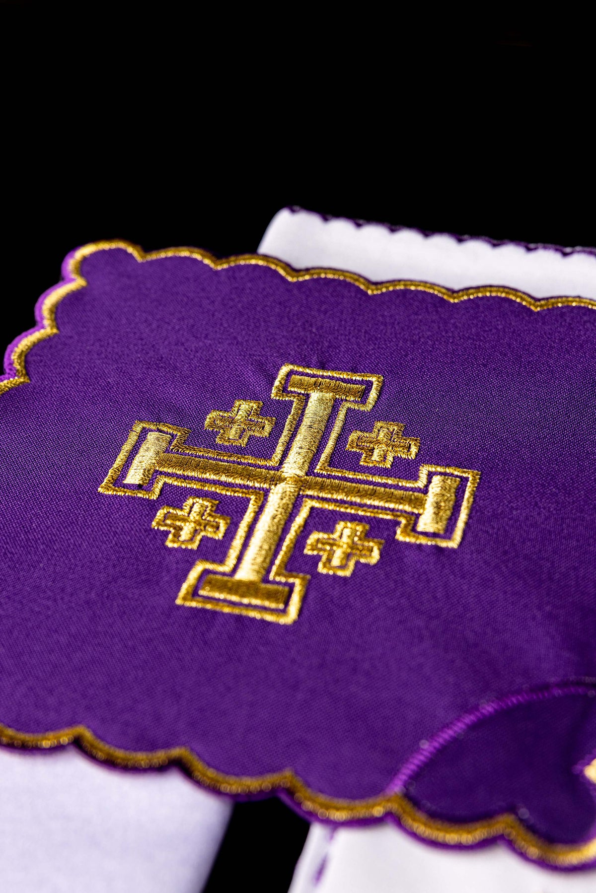 Alfaia litúrgica roxa com Cruz de Jerusalém bordada em dourado, close-up
