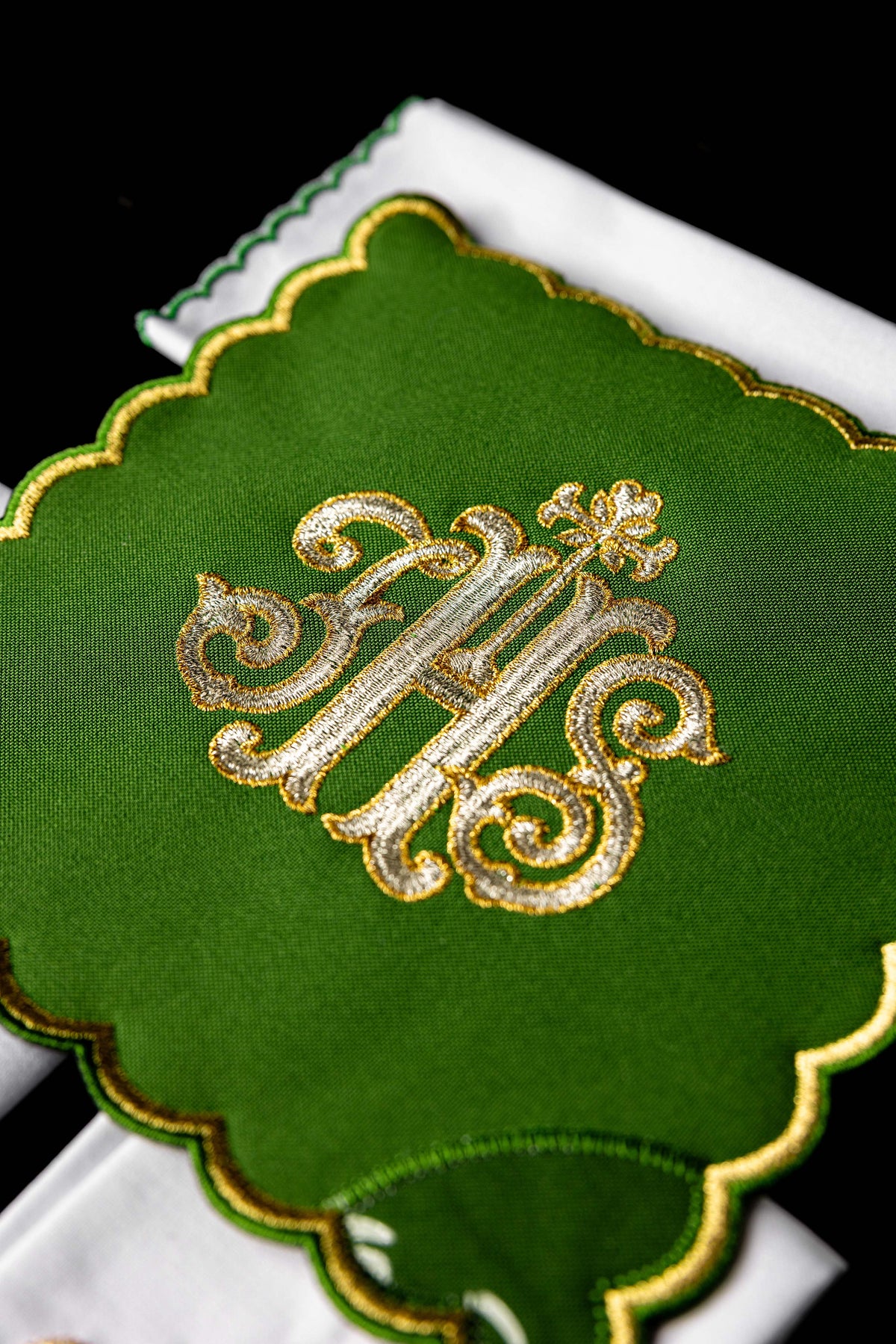Alfaias litúrgicas verdes, close-up da pala com bordado IHS prateado e dourado