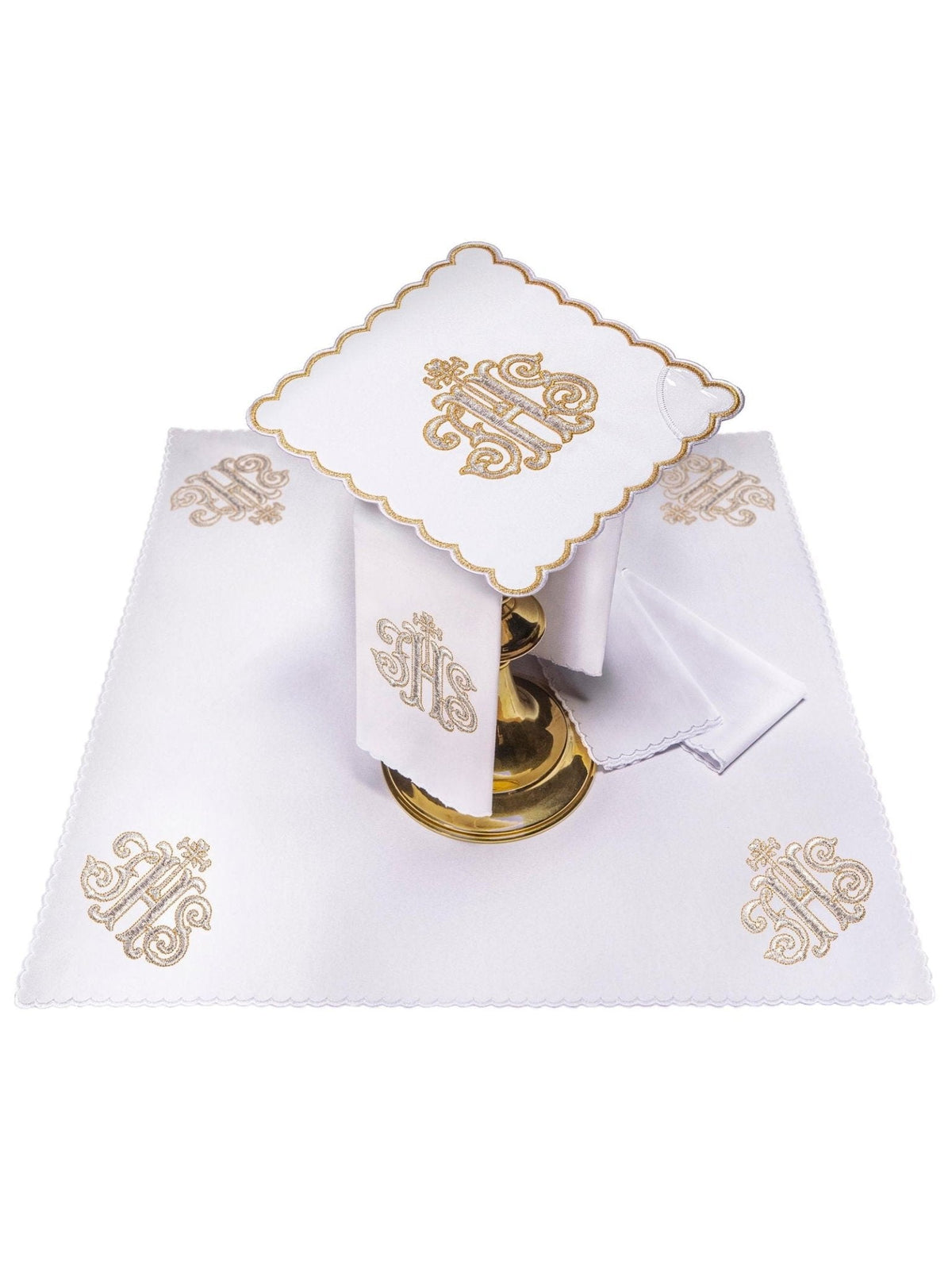 Conjunto de alfaias litúrgicas com bordado dourado IHS, vista geral em branco com cálice e peças bordadas