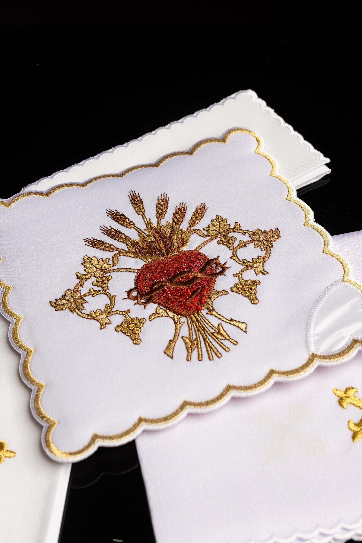 Conjunto de alfaias litúrgicas com close-up do Sagrado Coração de Jesus bordado
