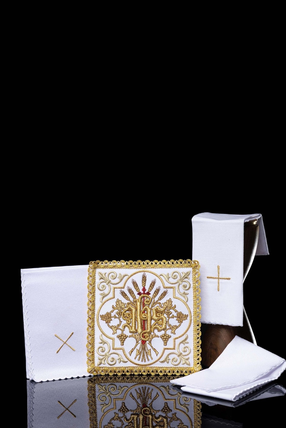 Conjunto de alfaias litúrgicas bordado com o símbolo IHS, branco e dourado, com toalhas e pala decoradas