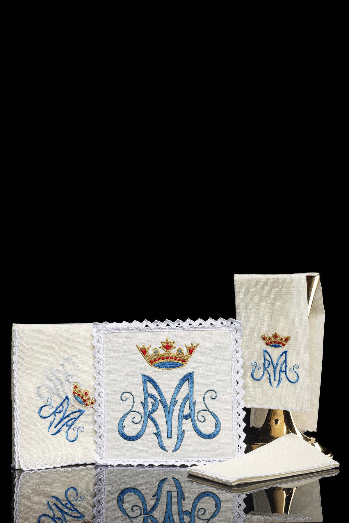 Conjunto de alfaias litúrgicas em linho com motivo mariano, em tom ecru, com bordado azul e coroas