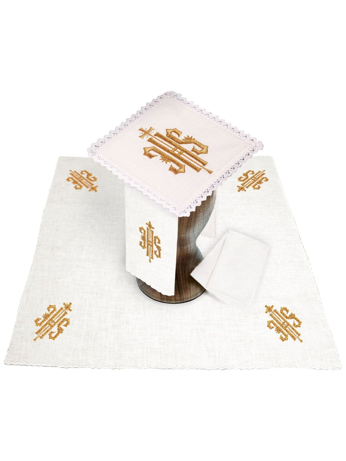 Conjunto de alfaias litúrgicas em linho bordado com IHS, visto completo em branco e dourado