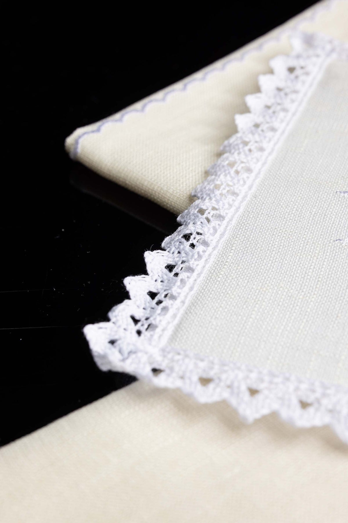 Alfaias litúrgicas em linho, close-up da renda branca nas bordas