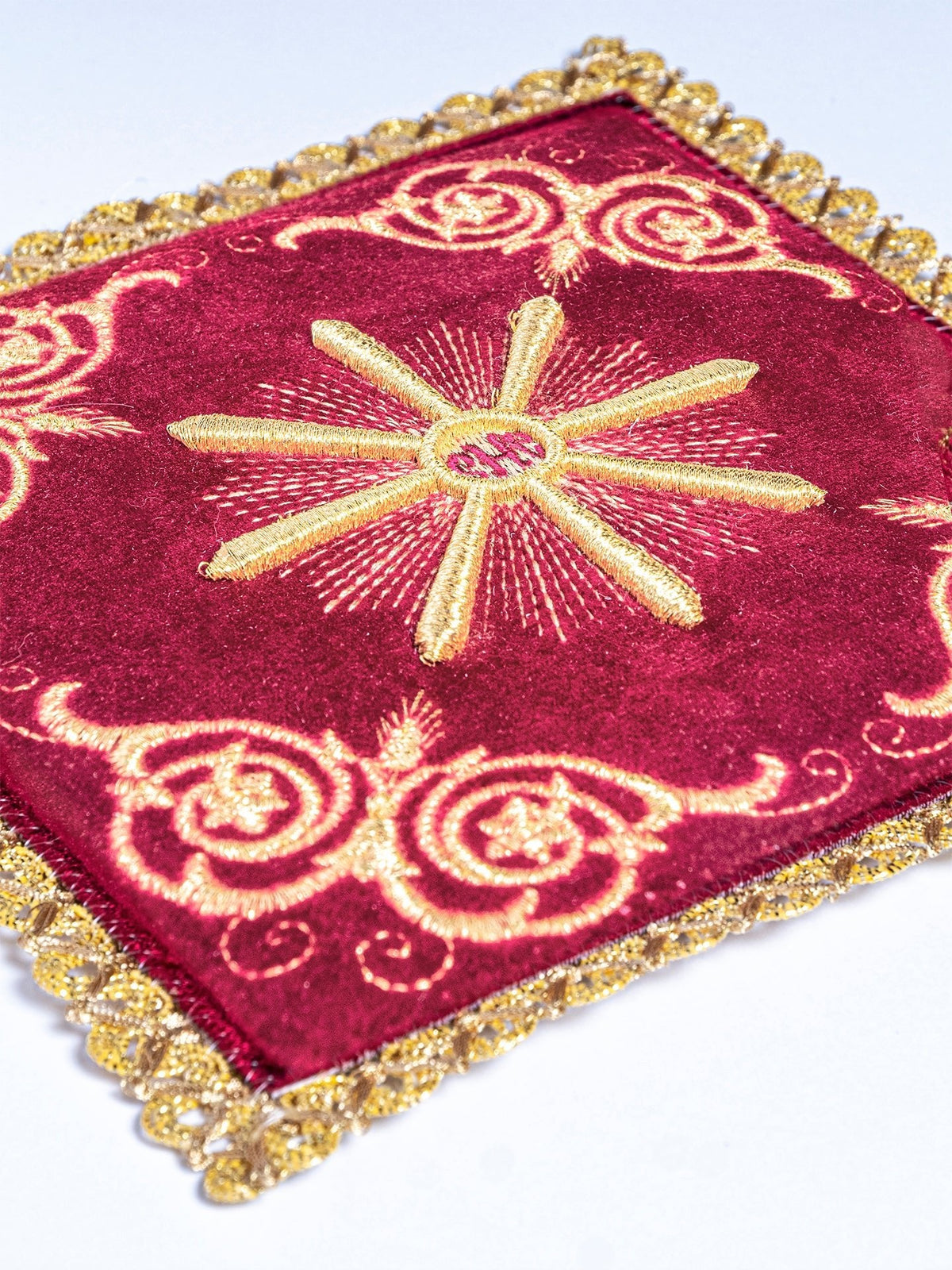 Kit de alfaias para cálice em veludo vermelho, close-up do bordado dourado