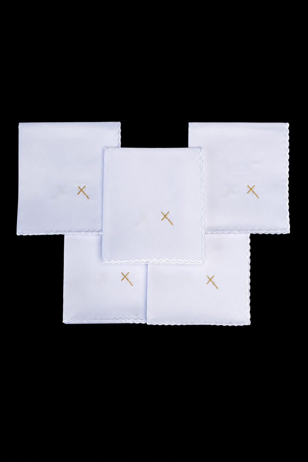Conjunto com 5 Corporais Litúrgicos Brancos, vistos dobrados, com cruzes douradas e acabamento ondulado