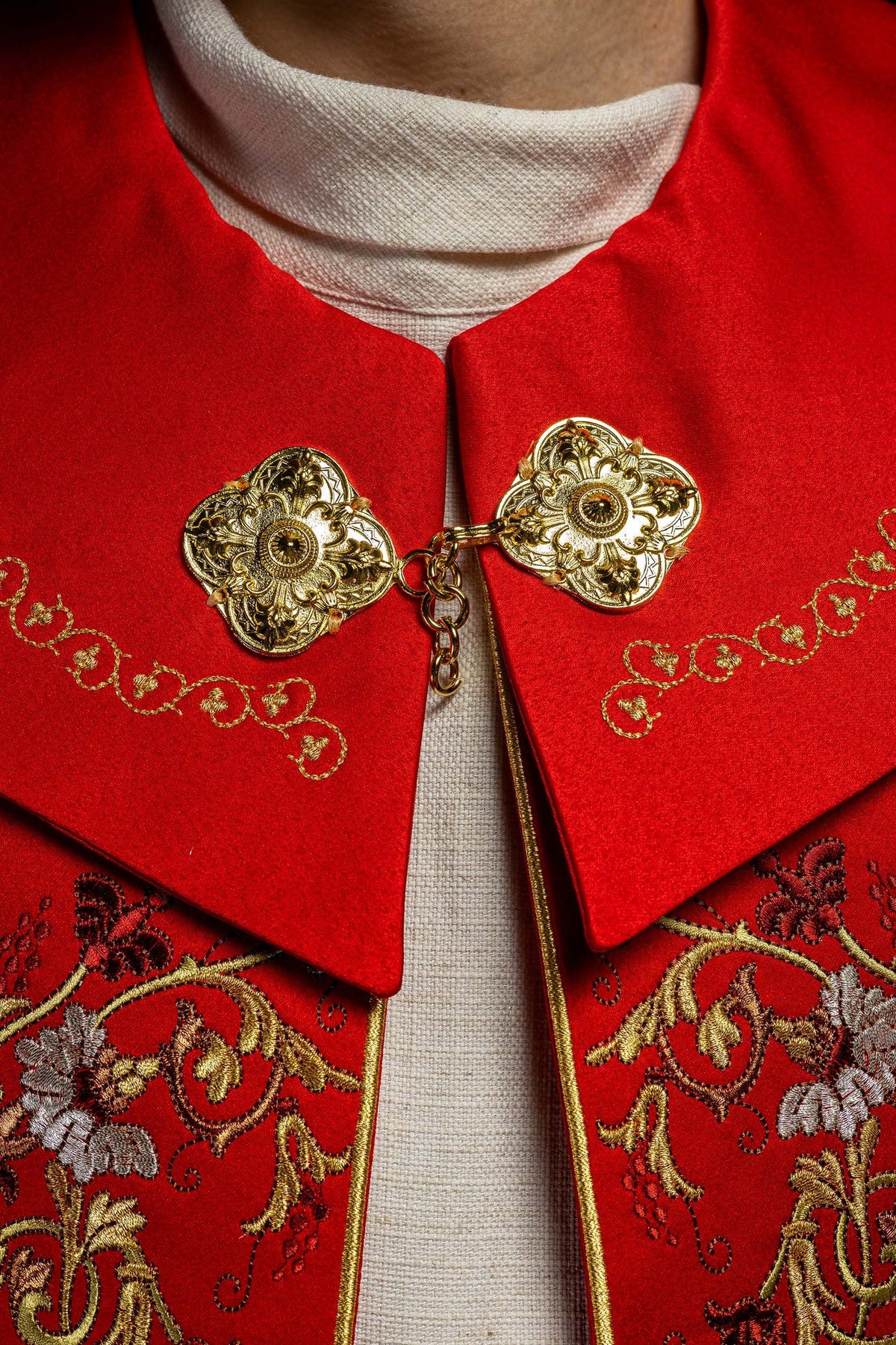 Capa de asperges vermelha, detalhe do fecho metálico e bordado floral