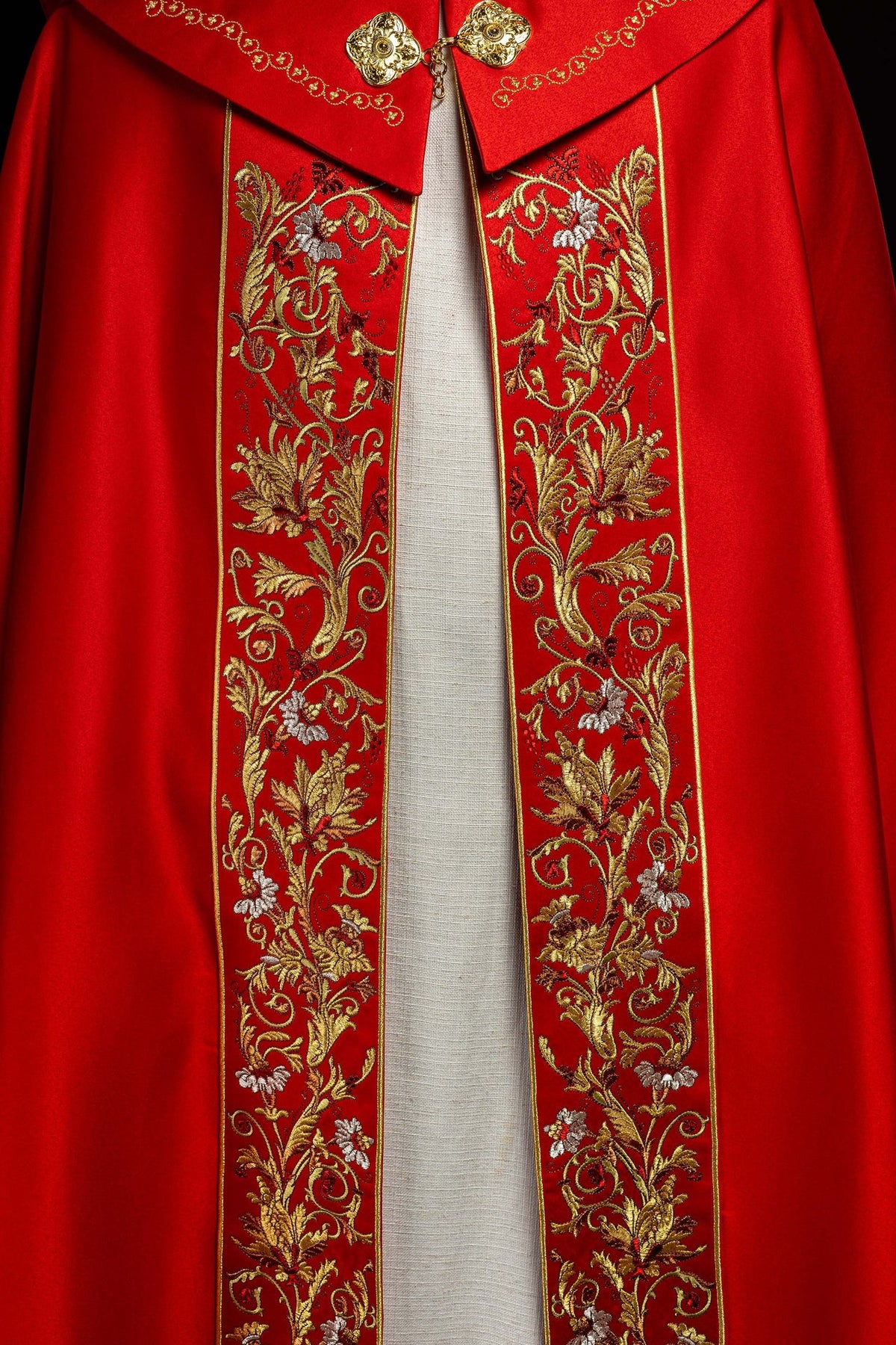 Capa de asperges vermelha, close-up das faixas frontais com bordado floral