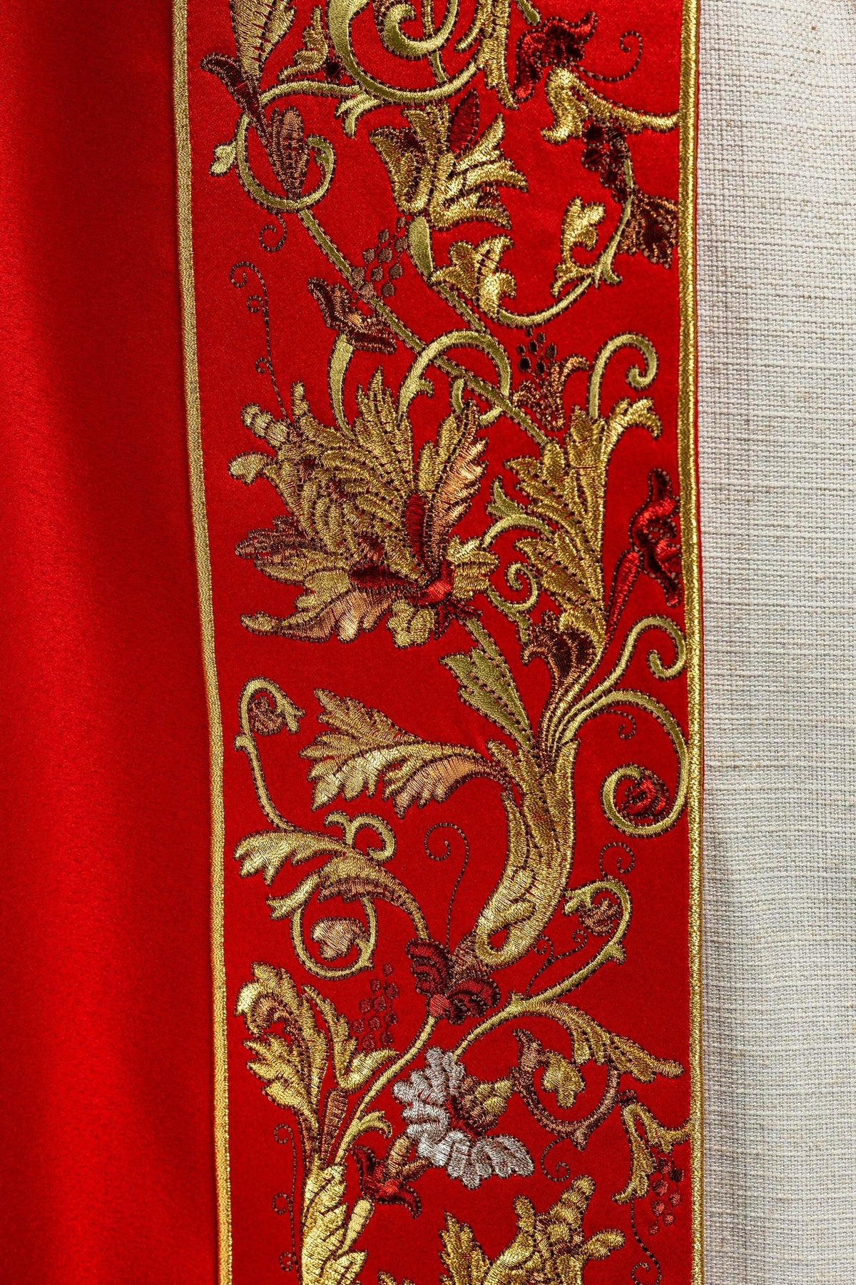 Capa de asperges vermelha, close-up do bordado floral multicolorido