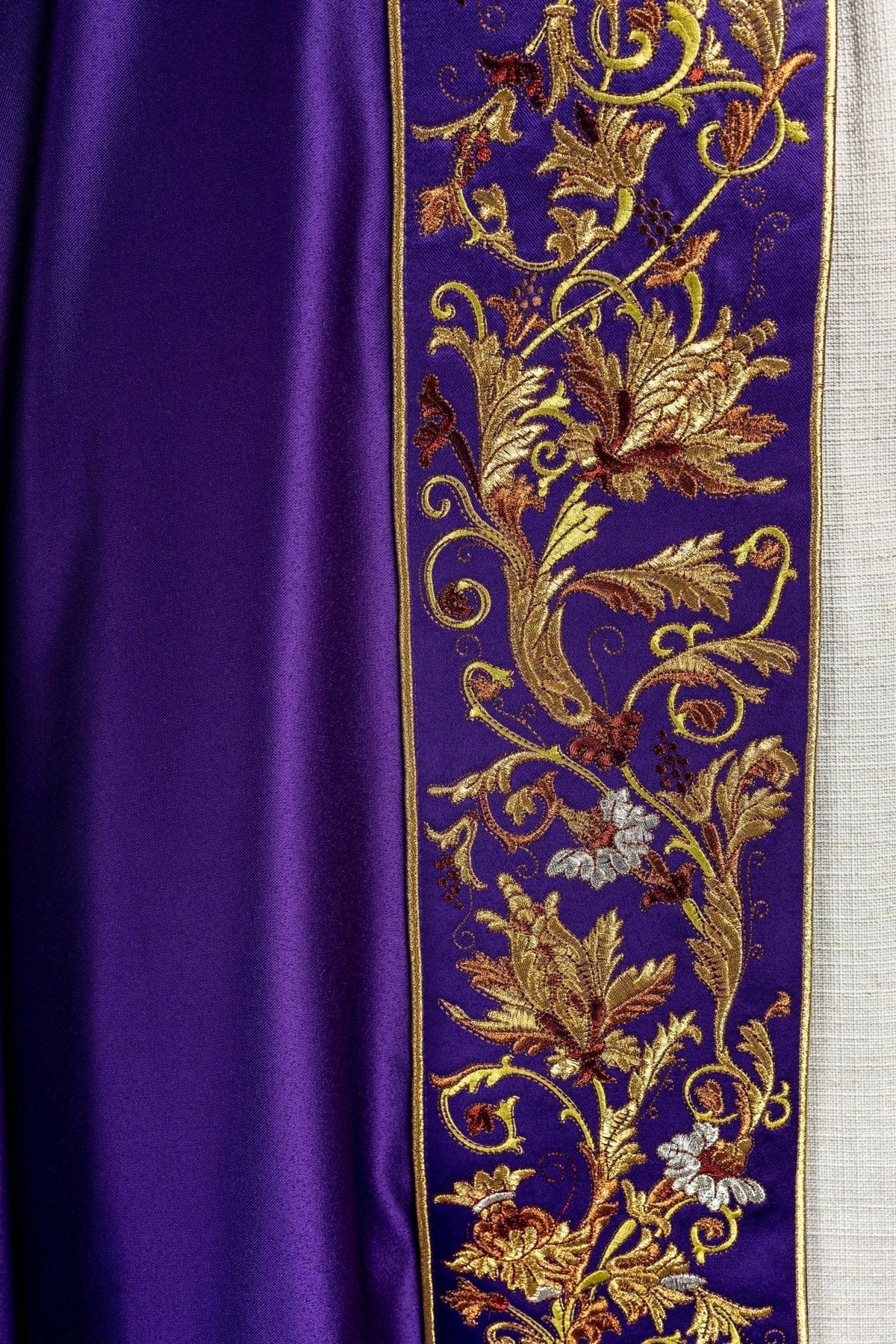 Capa de asperges roxa, detalhe lateral do bordado floral dourado
