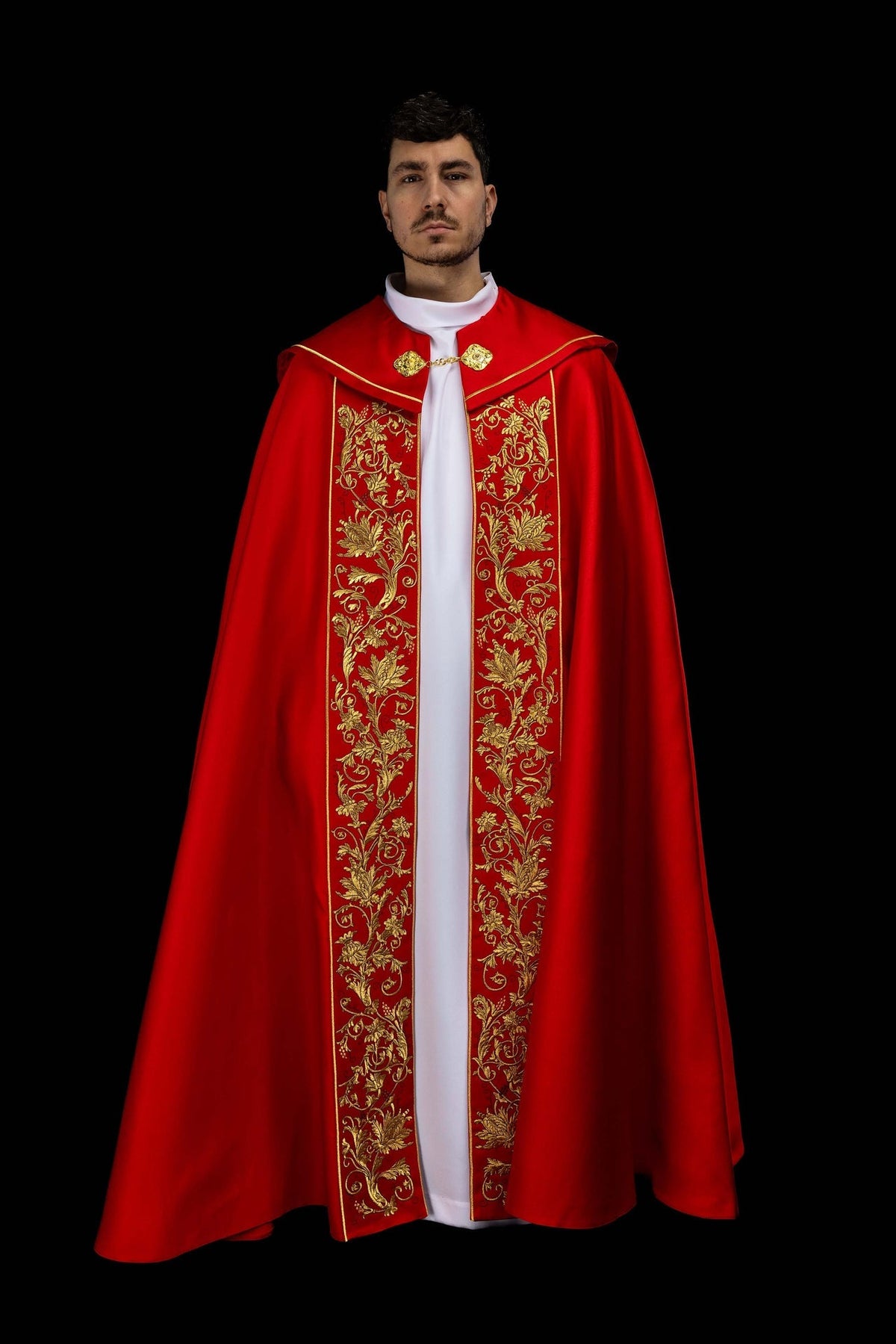Capa de asperges vermelha vista frontal, com galões dourados bordados em motivos florais