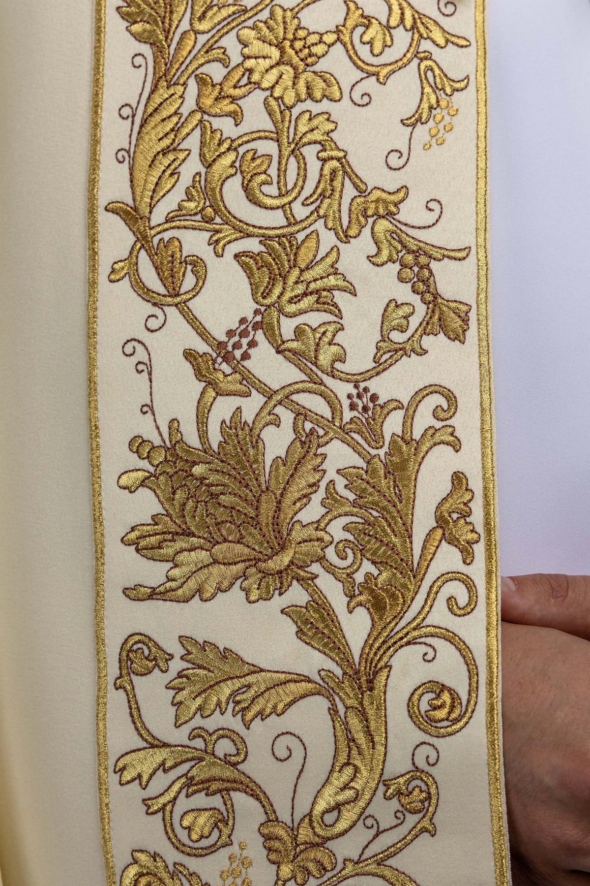 Capa de asperges litúrgica, detalhe do bordado floral em marfim ecru