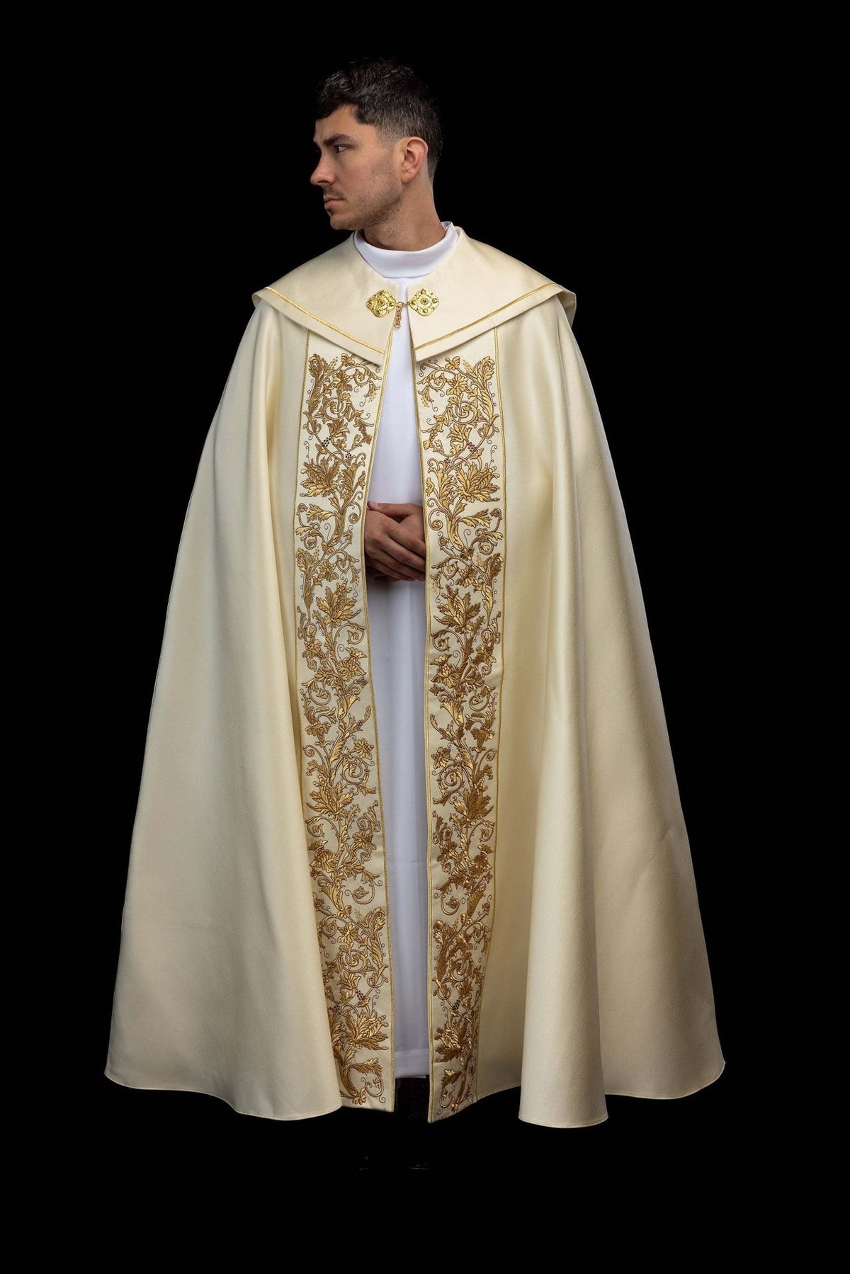Capa de asperges litúrgica, vista frontal completa com bordado dourado