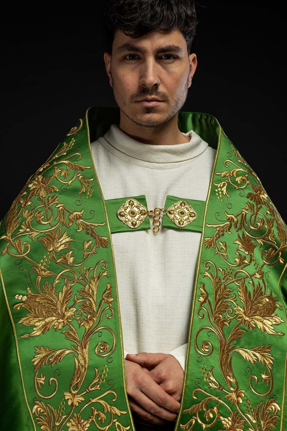 Capa de asperges romana verde, close da frente com fecho dourado e bordados