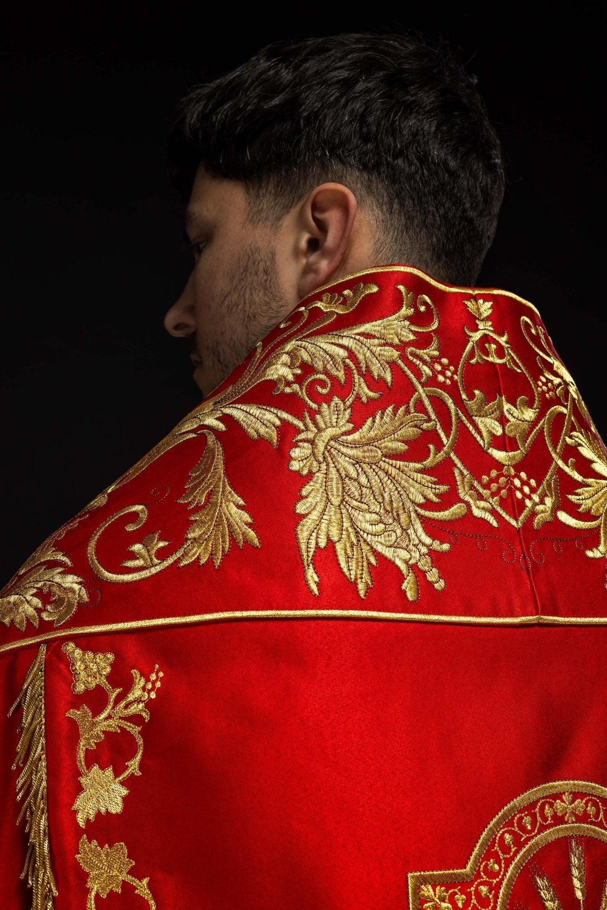 Capa de asperges romana vermelha, close-up do colarinho com ornamentos dourados