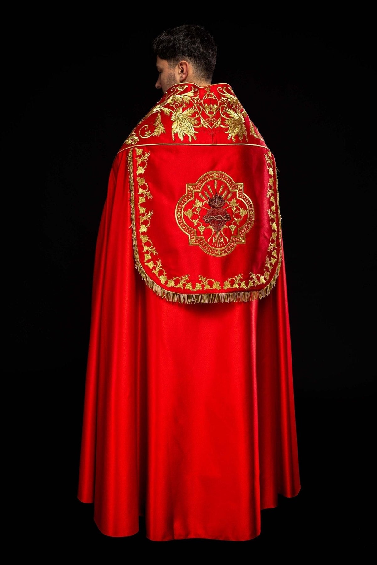 Capa de asperges romana vermelha, vista posterior completa com Sagrado Coração de Jesus