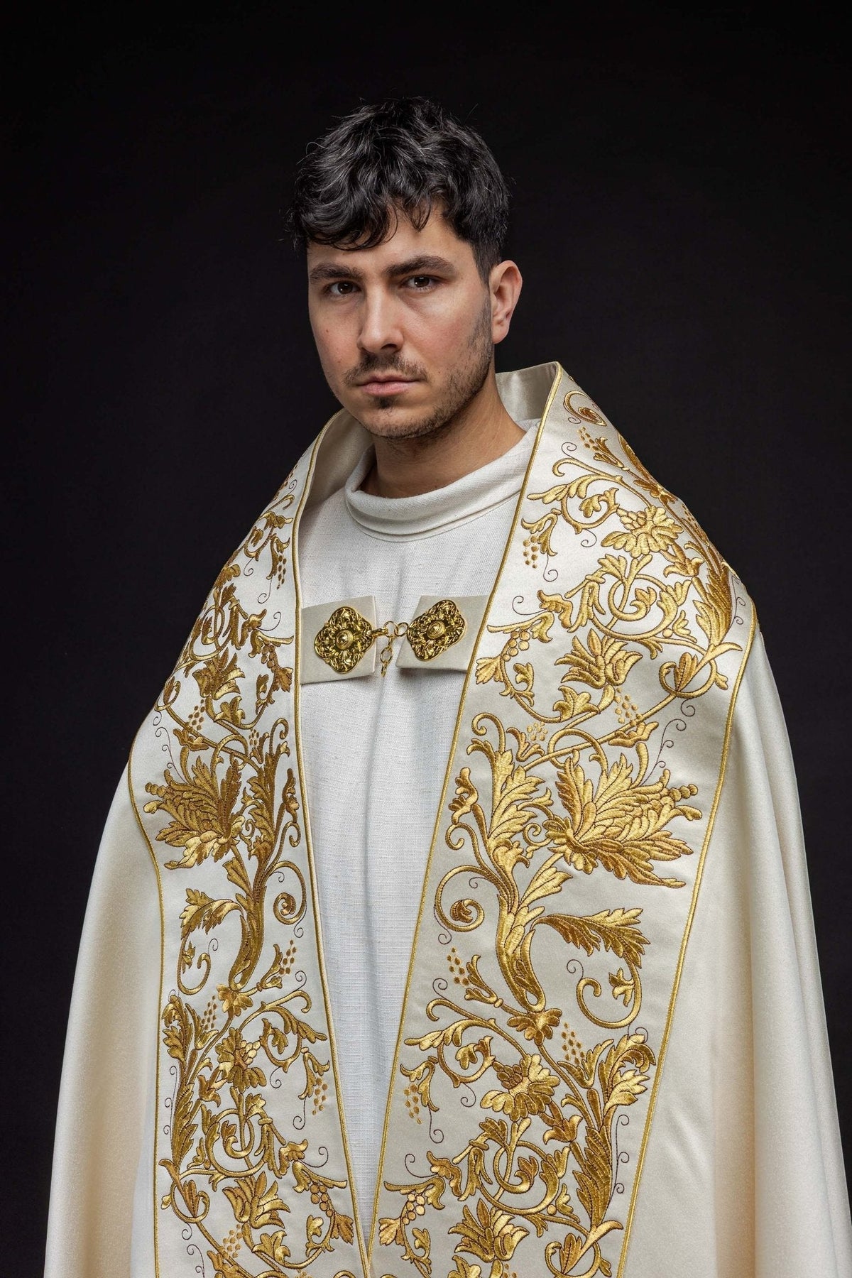 Capa de asperges romana creme, vista frontal com bordados dourados florais