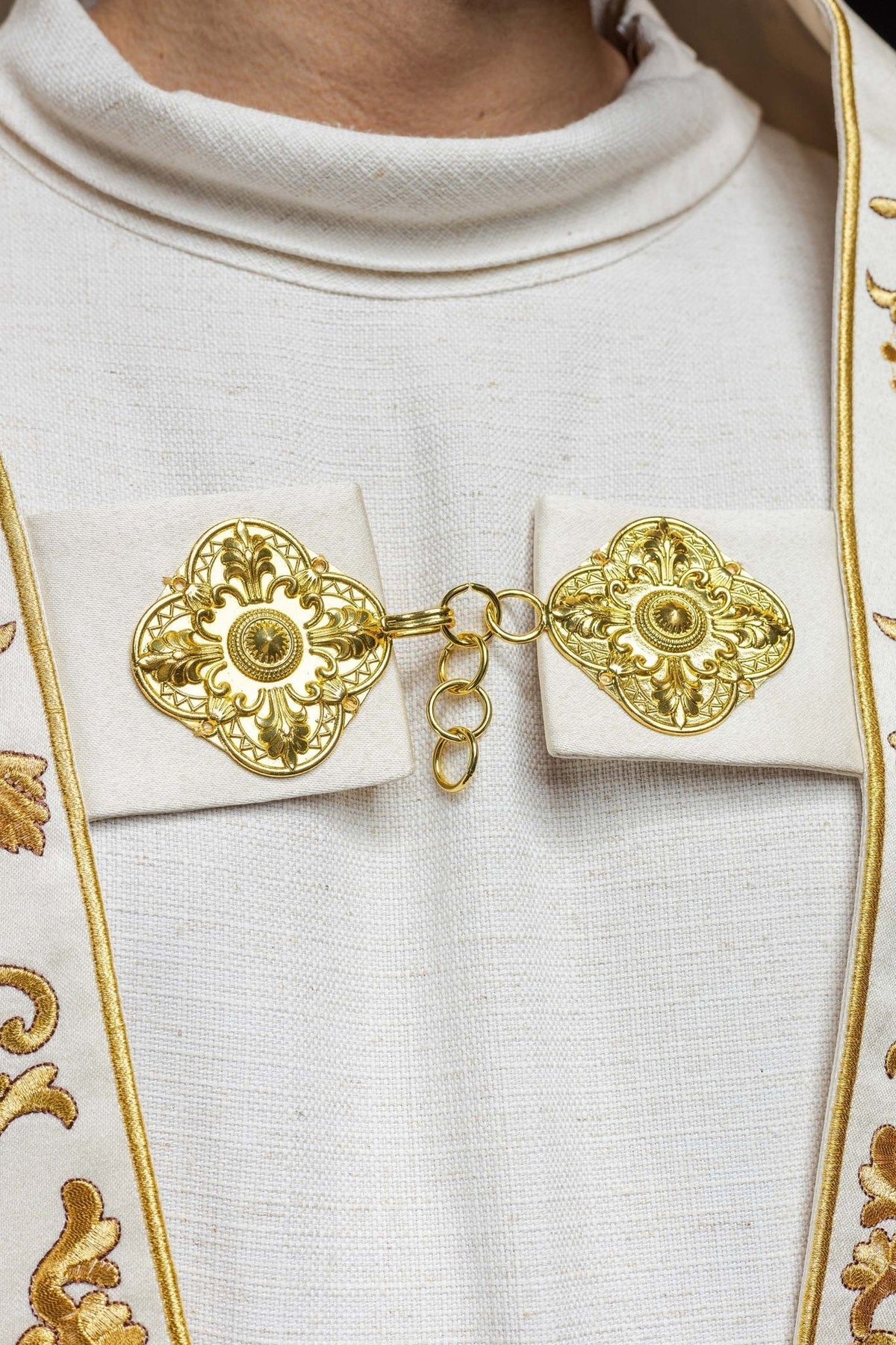 Capa de asperges romana creme, detalhe do fecho dourado
