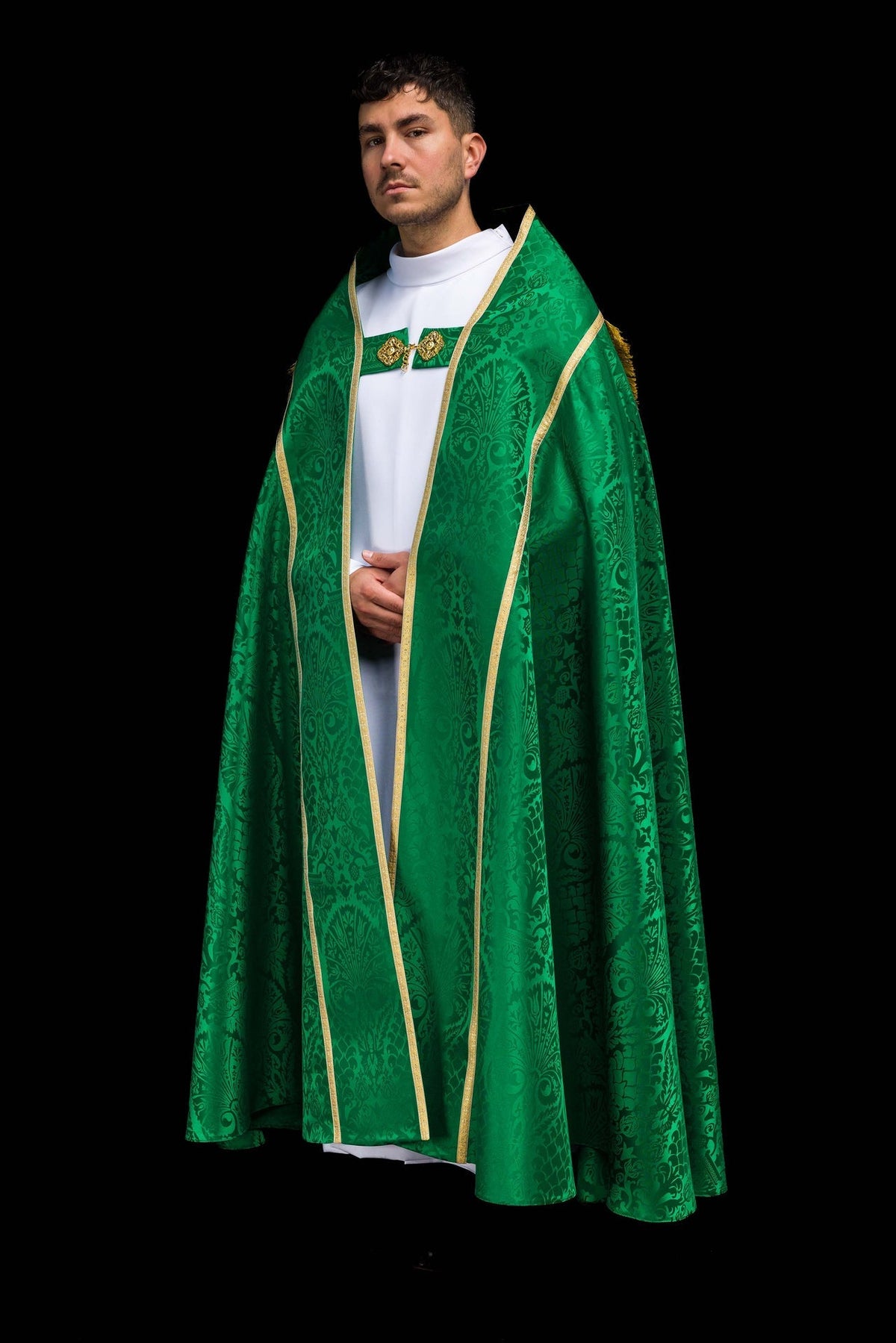 Capa de asperges verde em vista frontal lateral, com galão dourado e fecho