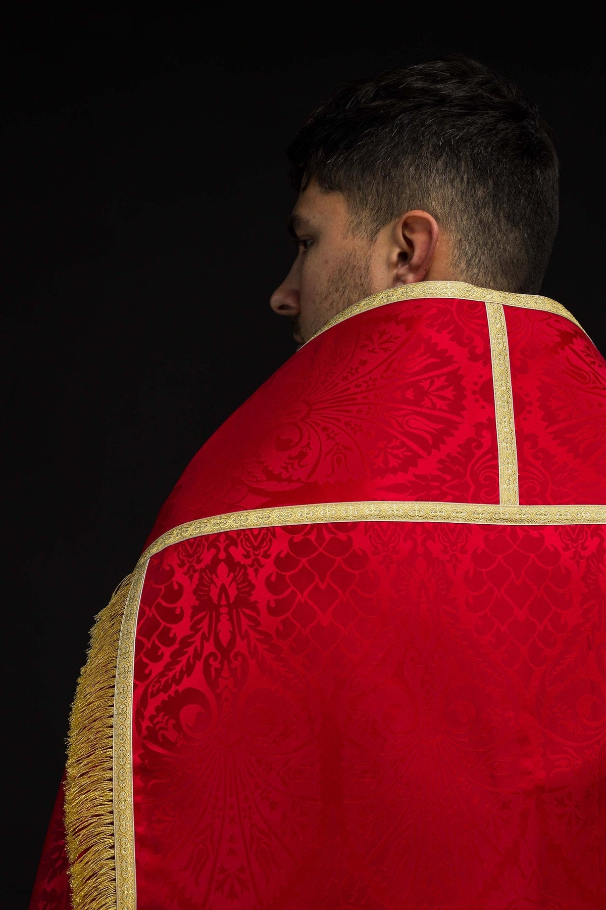 Capa de asperges vermelha em close das franjas douradas na lateral