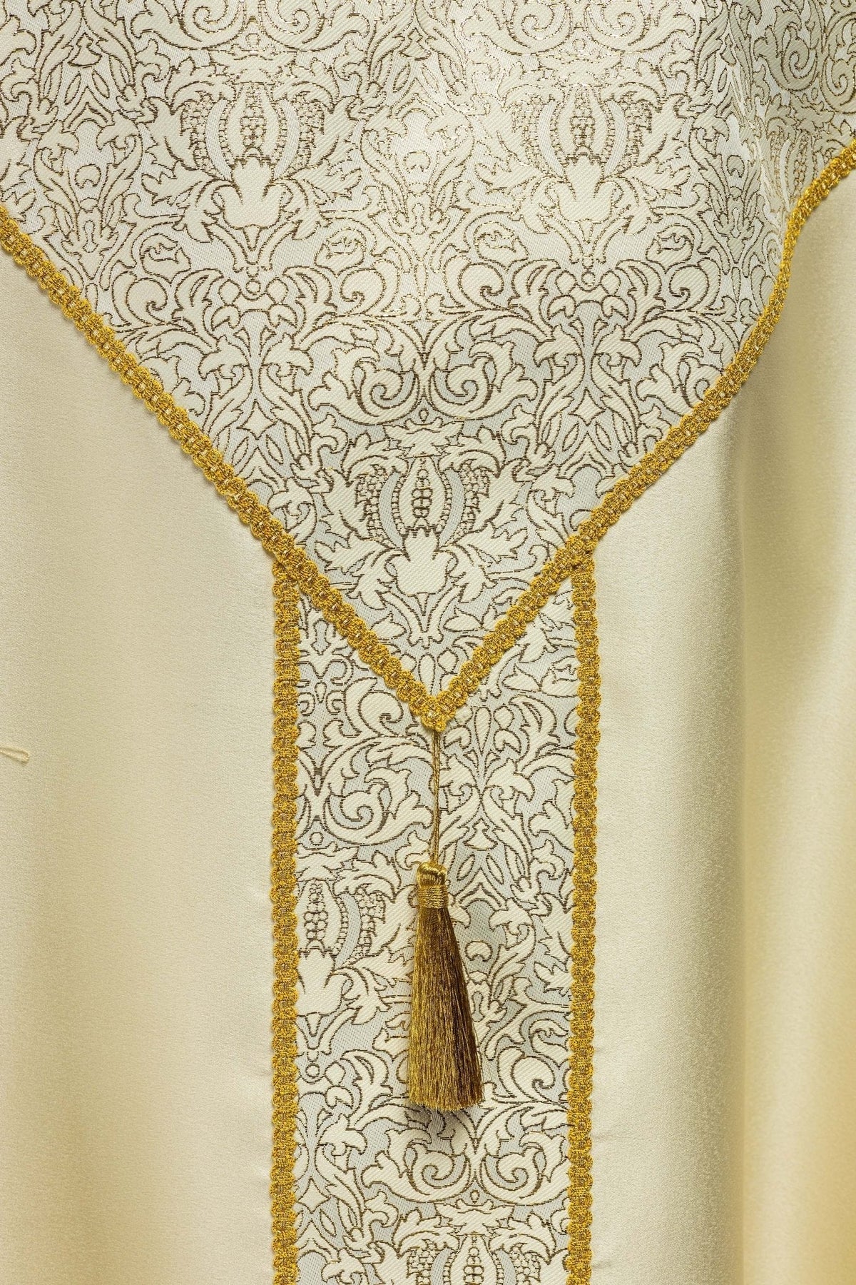 Capa de asperges vista traseira aproximada, com faixa jacquard e pingente