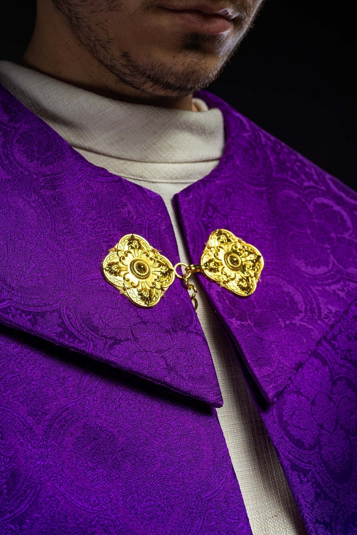 Capa de asperges jacquard roxa em close-up do fecho dourado ornamentado