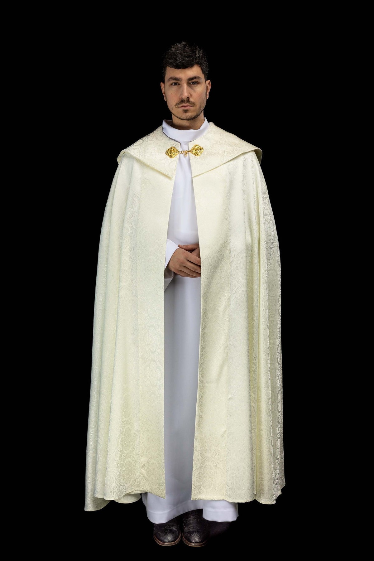 Capa de asperges creme vista frontal, com fecho dourado e padrões jacquard