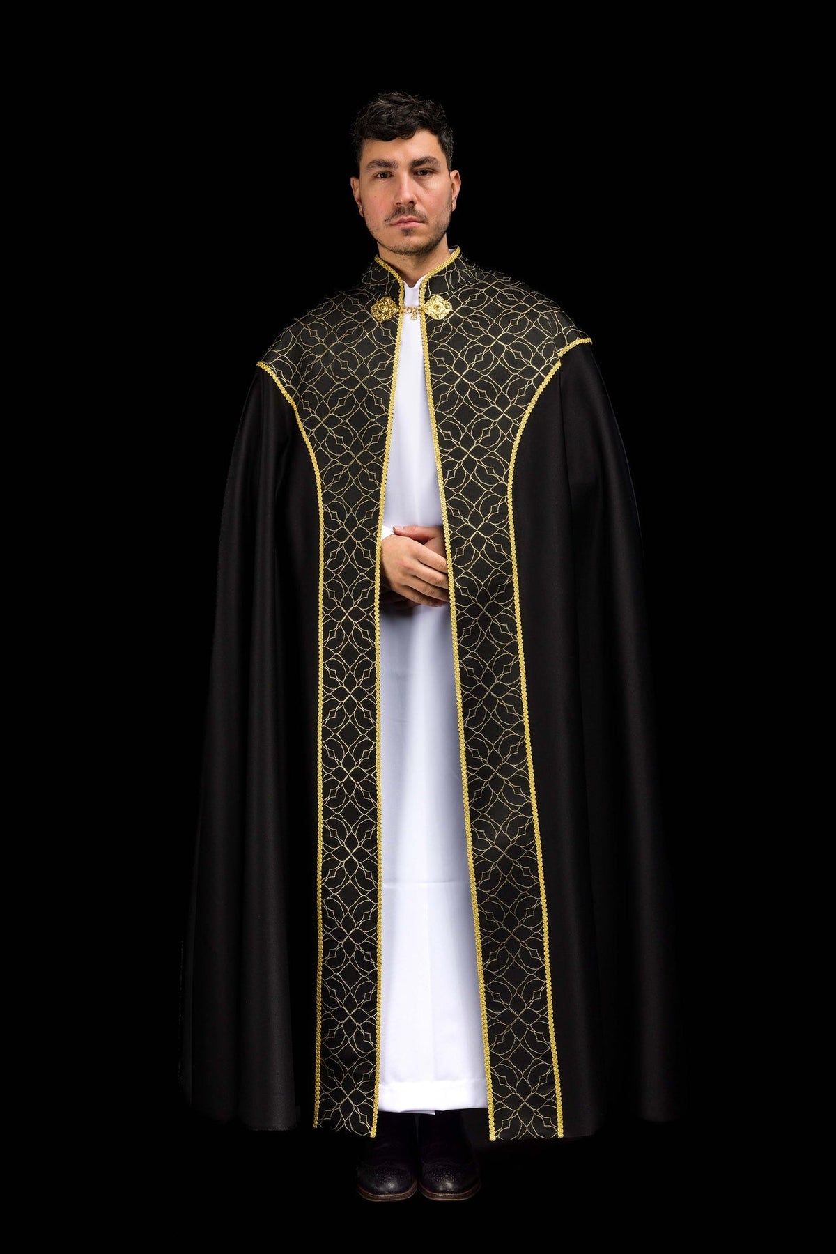 Capa de asperges preta com tecido jacquard dourado, vista frontal completa, com bordas douradas e fecho ornamental