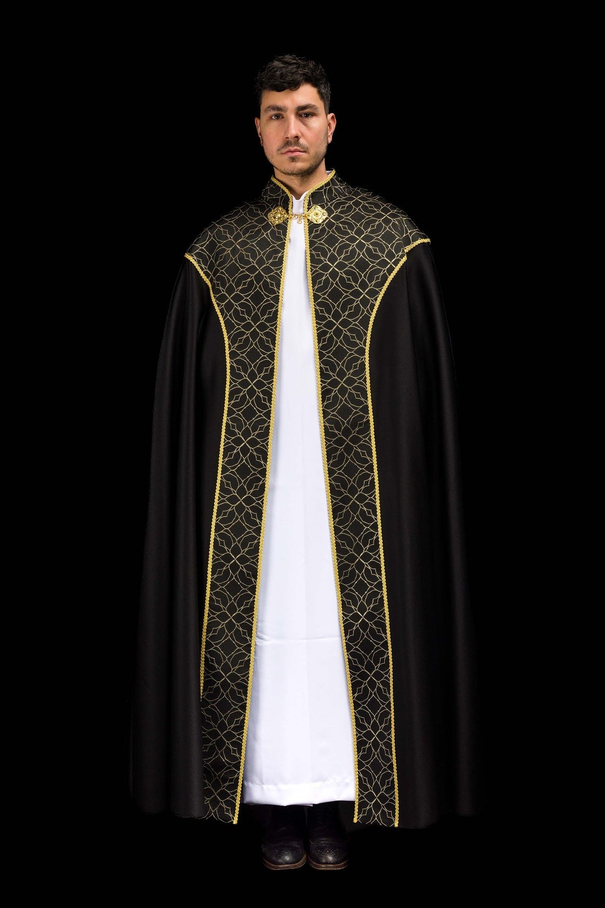 Capa de asperges preta, vista frontal completa com faixas de jacquard dourado