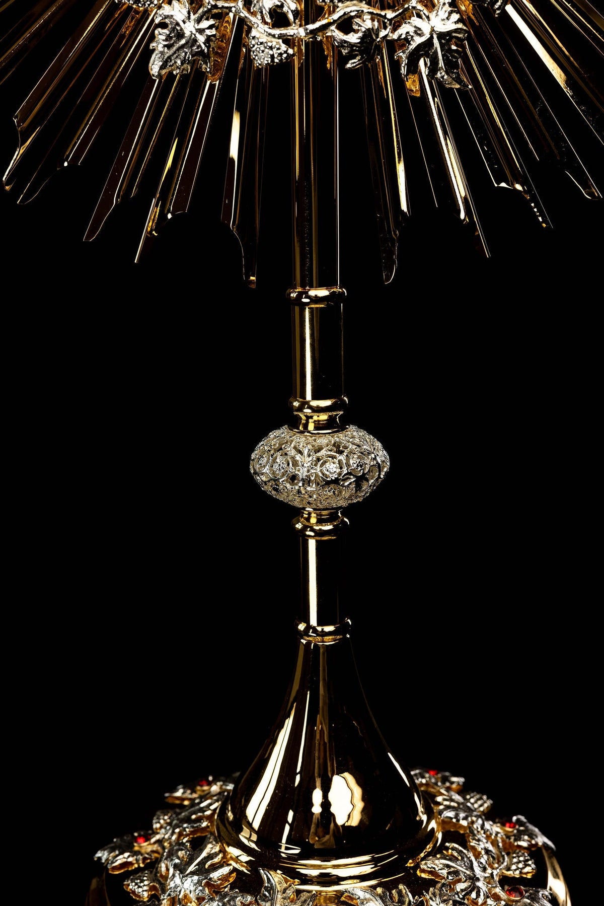 Ostensório dourado com rubis, detalhe posterior do aro e da luneta