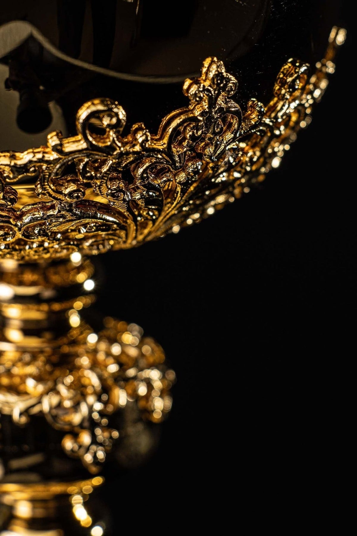 Âmbula dourada em close-up do nó decorado com arabescos e detalhes em relevo
