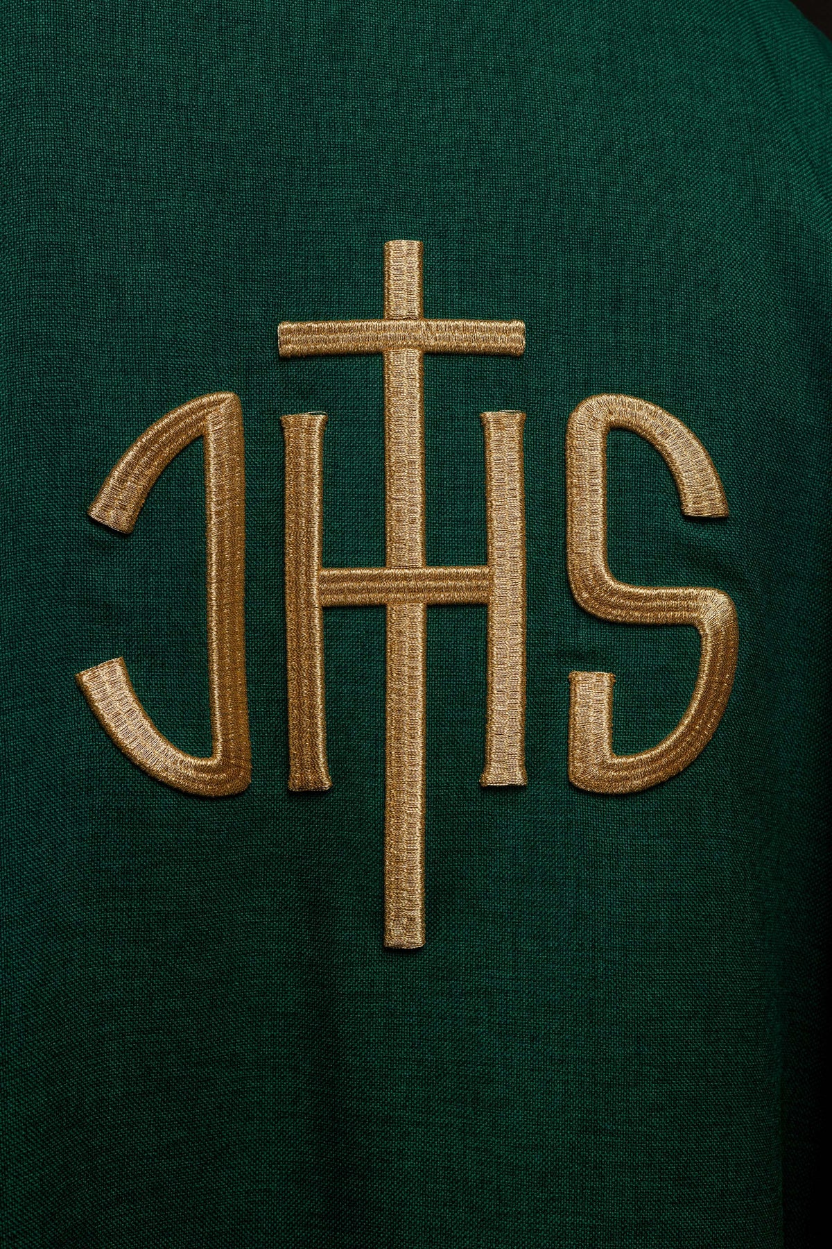 Casula verde com detalhe ampliado do bordado IHS dourado