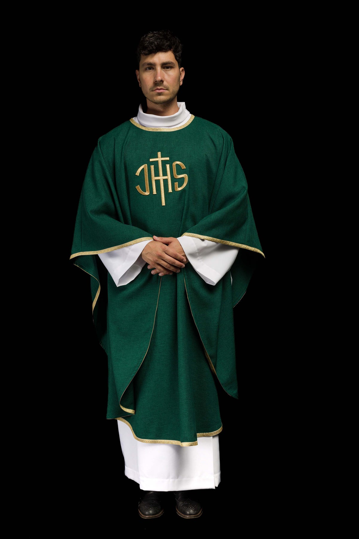 Casula verde com bordado IHS dourado em vista frontal e mangas amplas