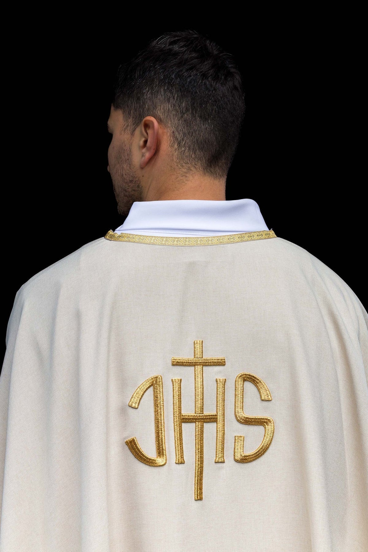 Casula marfim ecru com monograma IHS dourado, vista traseira aproximada
