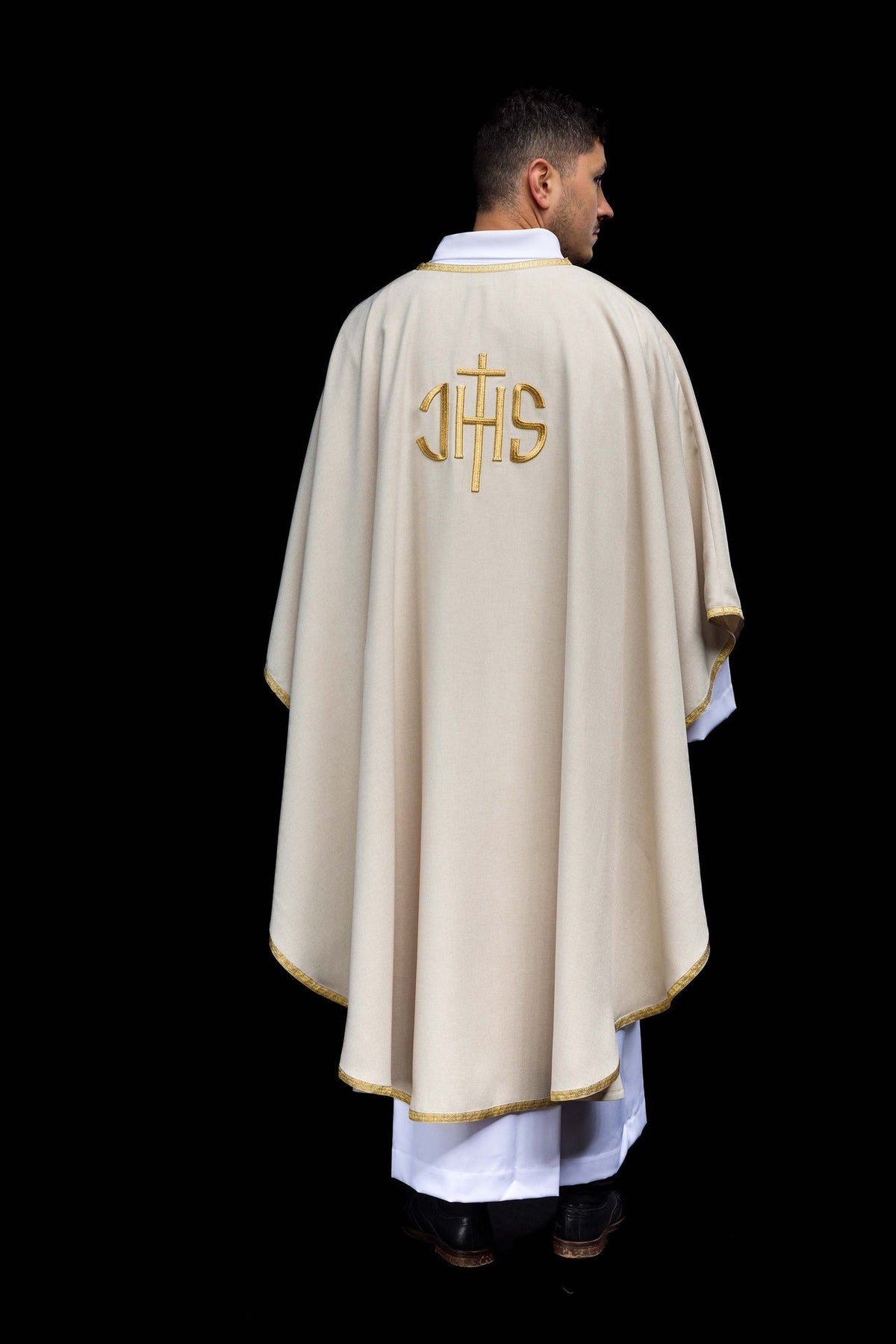 Casula marfim ecru com monograma IHS dourado, vista traseira completa
