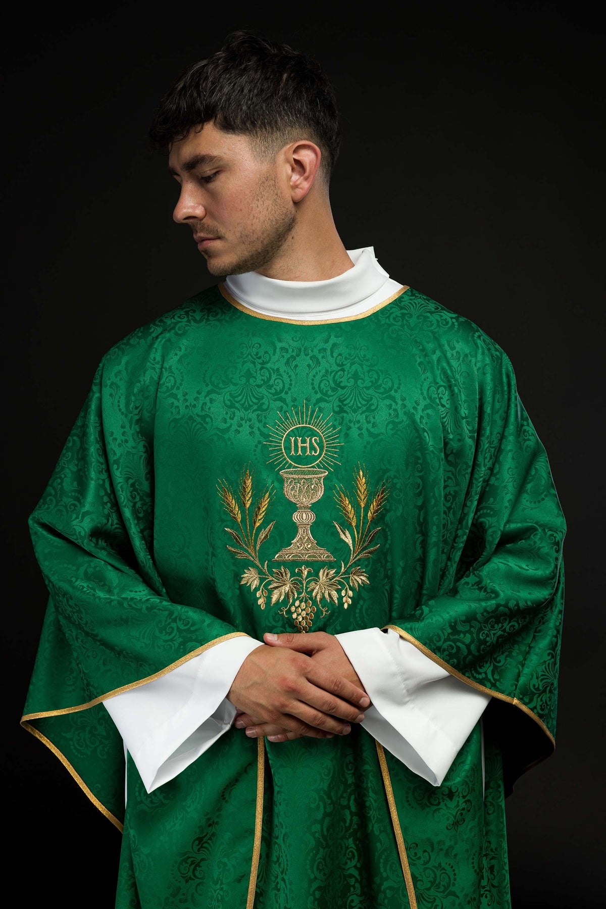 Casula litúrgica verde com bordado de cálice e hóstia em tecido jacquard, vista frontal