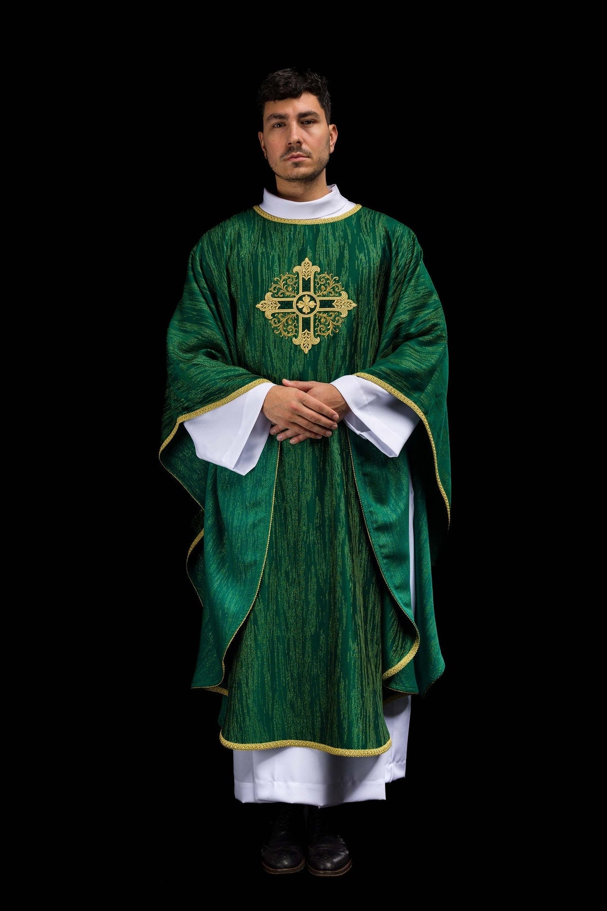 Casula verde vista posterior completa, com cruz bordada e acabamento dourado