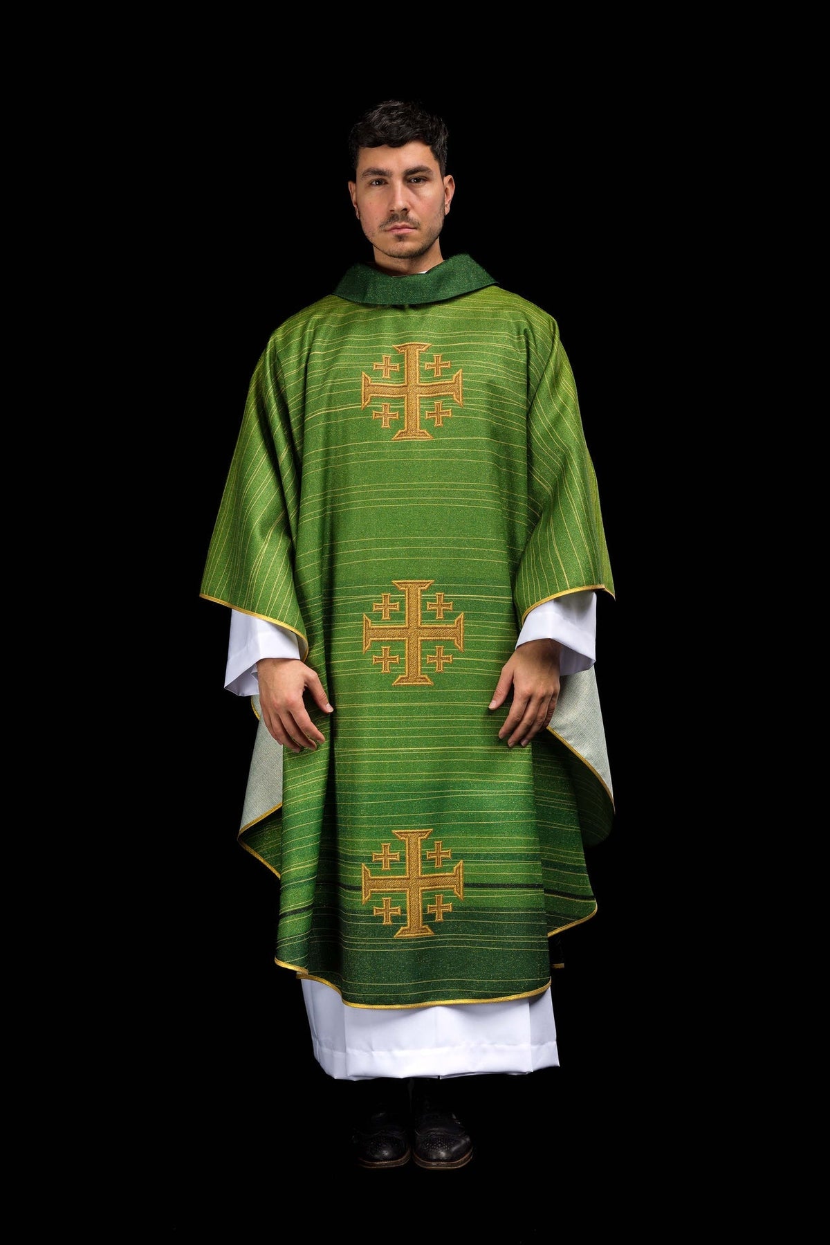 Casula verde com Cruz de Jerusalém dourada em vista frontal completa