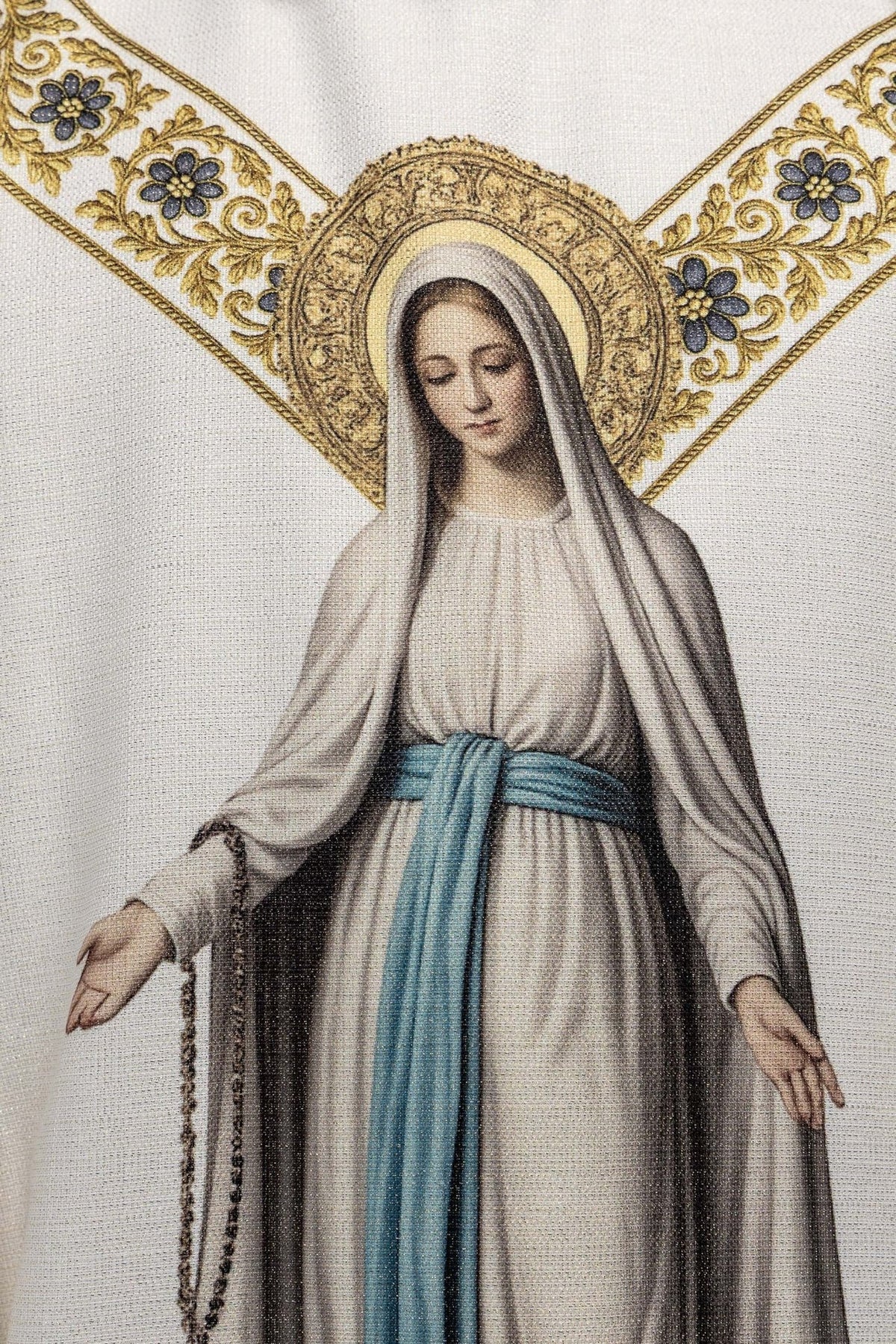 Casula mariana em close-up com Nossa Senhora e faixa floral dourada
