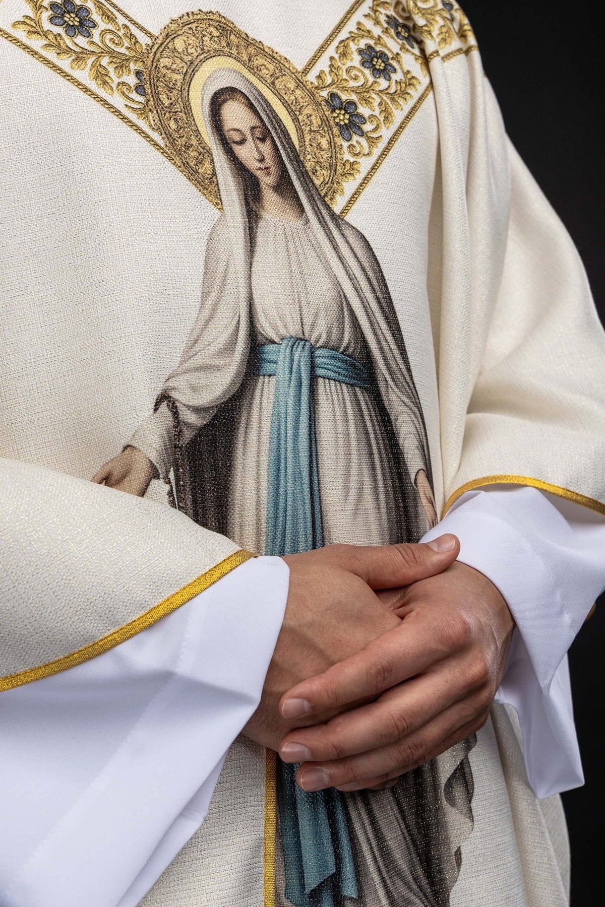 Casula mariana vista lateral com imagem de Nossa Senhora e viés dourado