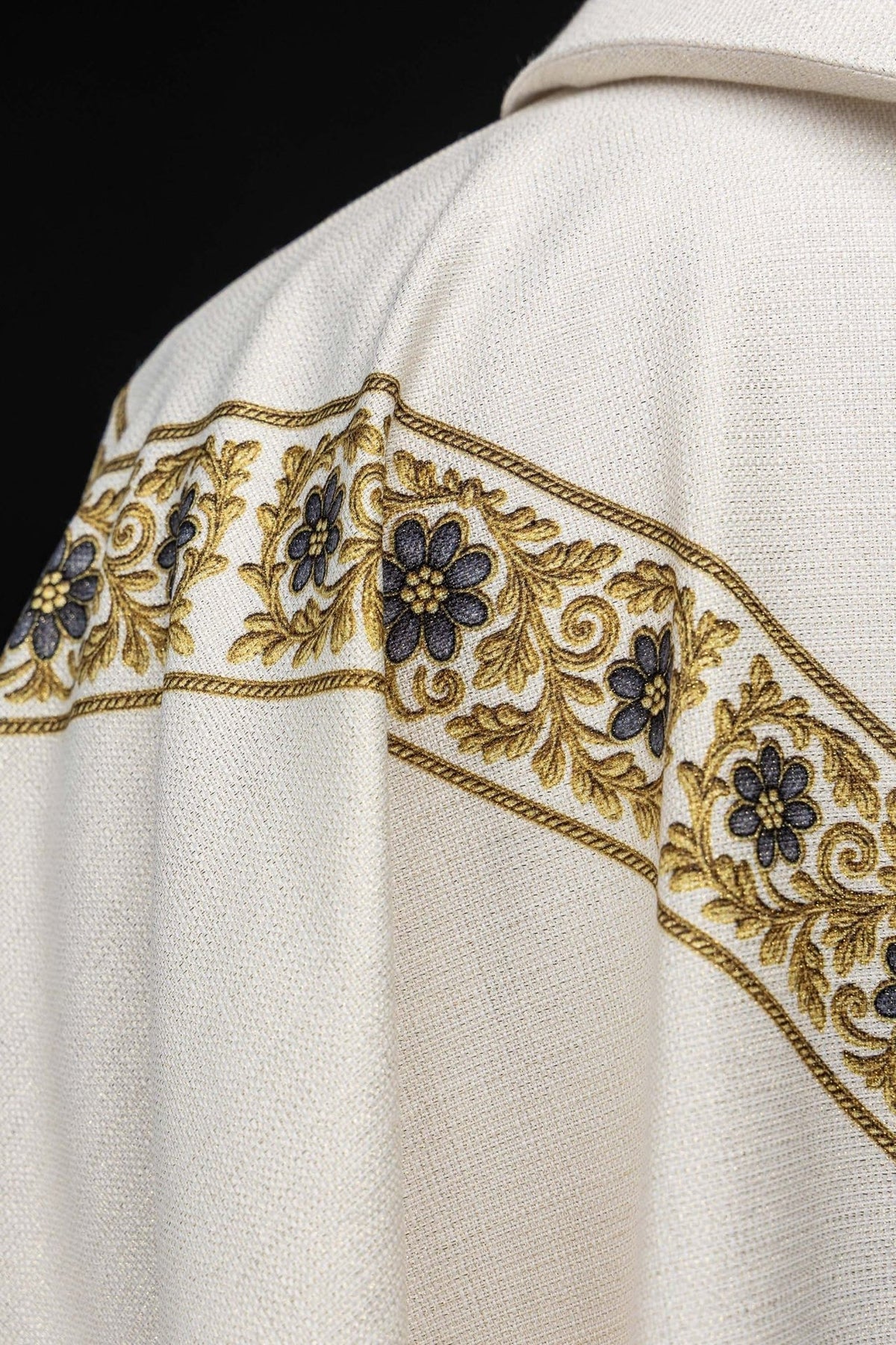 Casula mariana em detalhe do galão floral posterior
