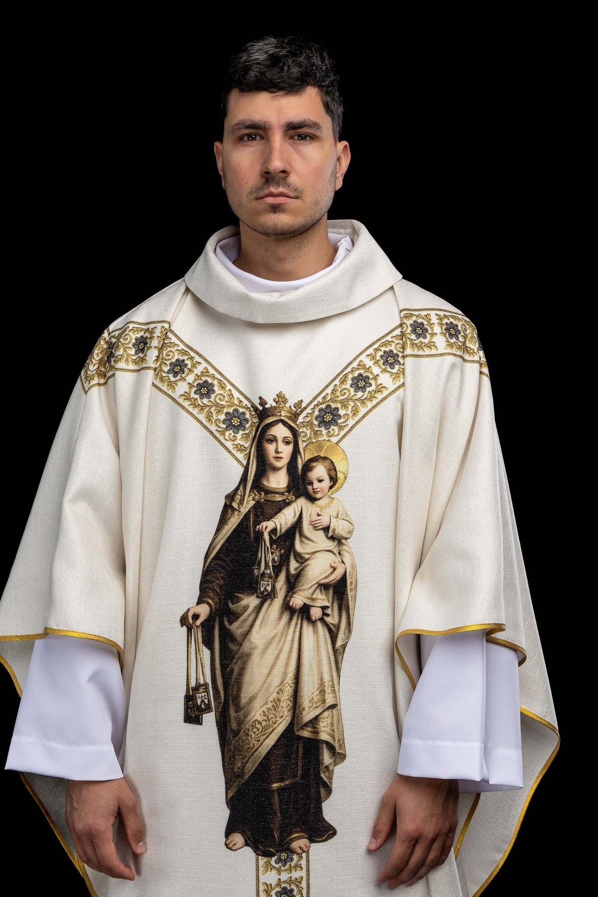 Casula estampada com a imagem de Nossa Senhora do Carmo, vista frontal em marfim ecru