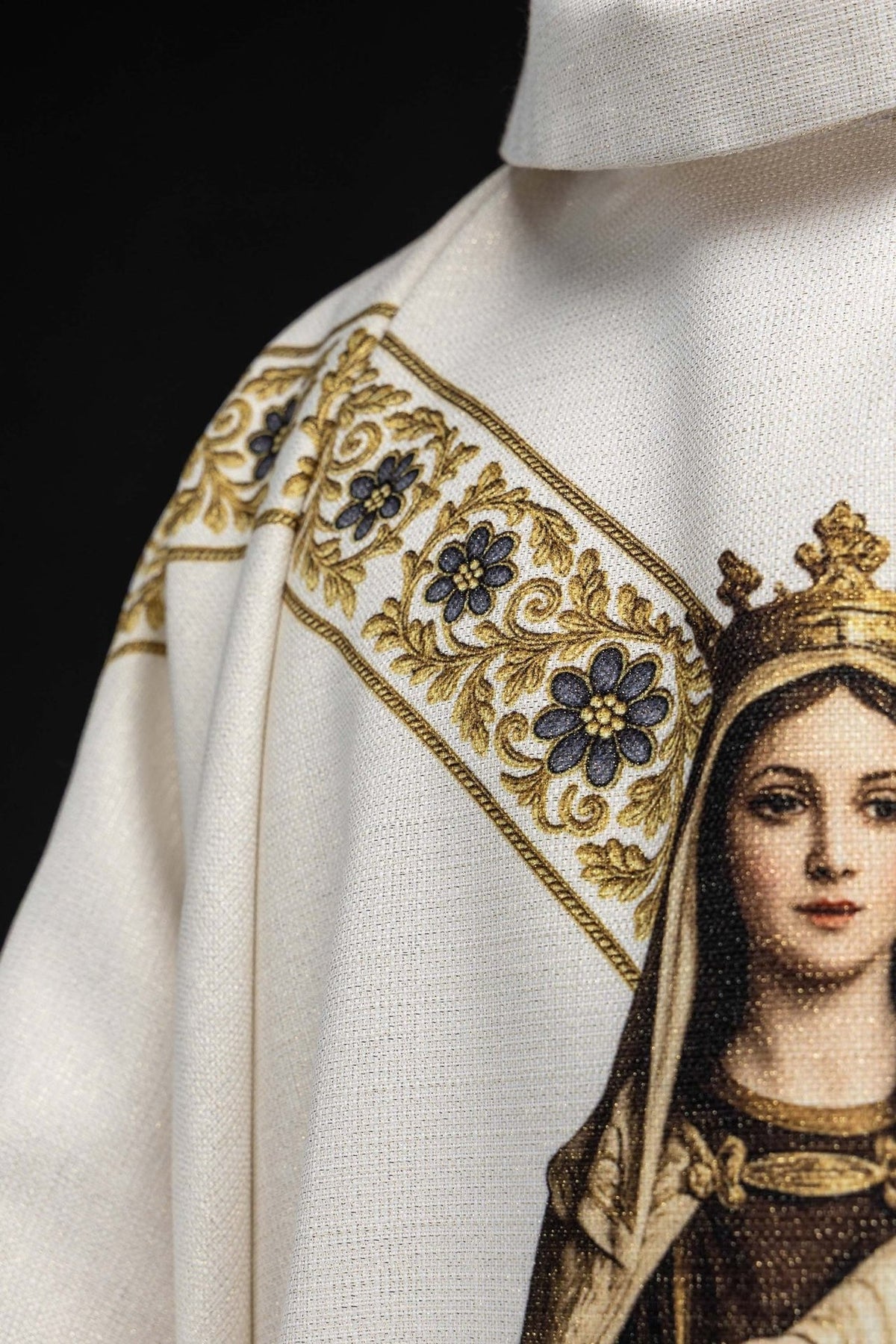 Casula mariana, close-up do galão floral dourado e azul