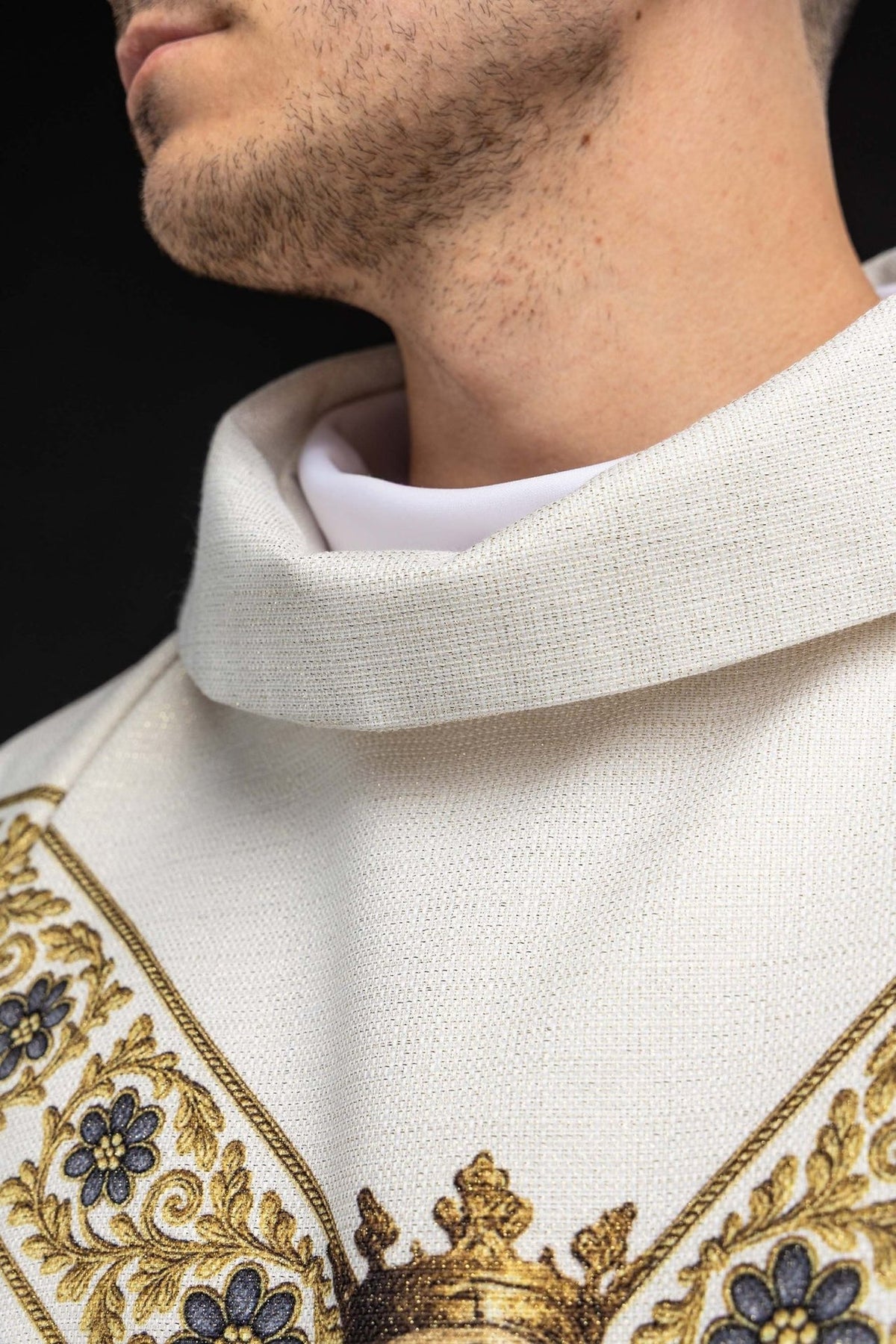 Casula mariana, detalhe da gola ampla em marfim ecru